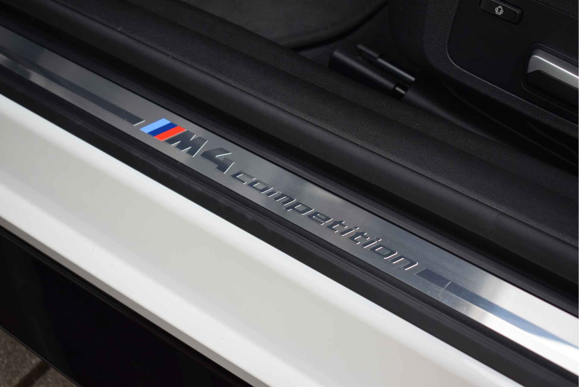 BMW 4 Serie Coupé M4 Competition Automaat / M Drive Professional / M Carbon kuipstoelen / Laserlight / Parking Assistant Plus / Adaptief M Onderstel / Gesture Control - 20/37