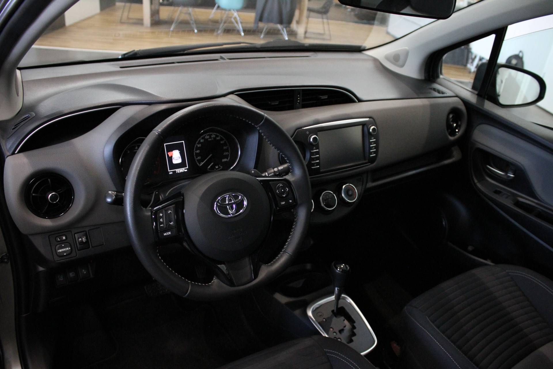 Toyota Yaris 1.5 VVT-i Executive | Navigatie | Achteruitrijcamera | Automaat | - 6/24