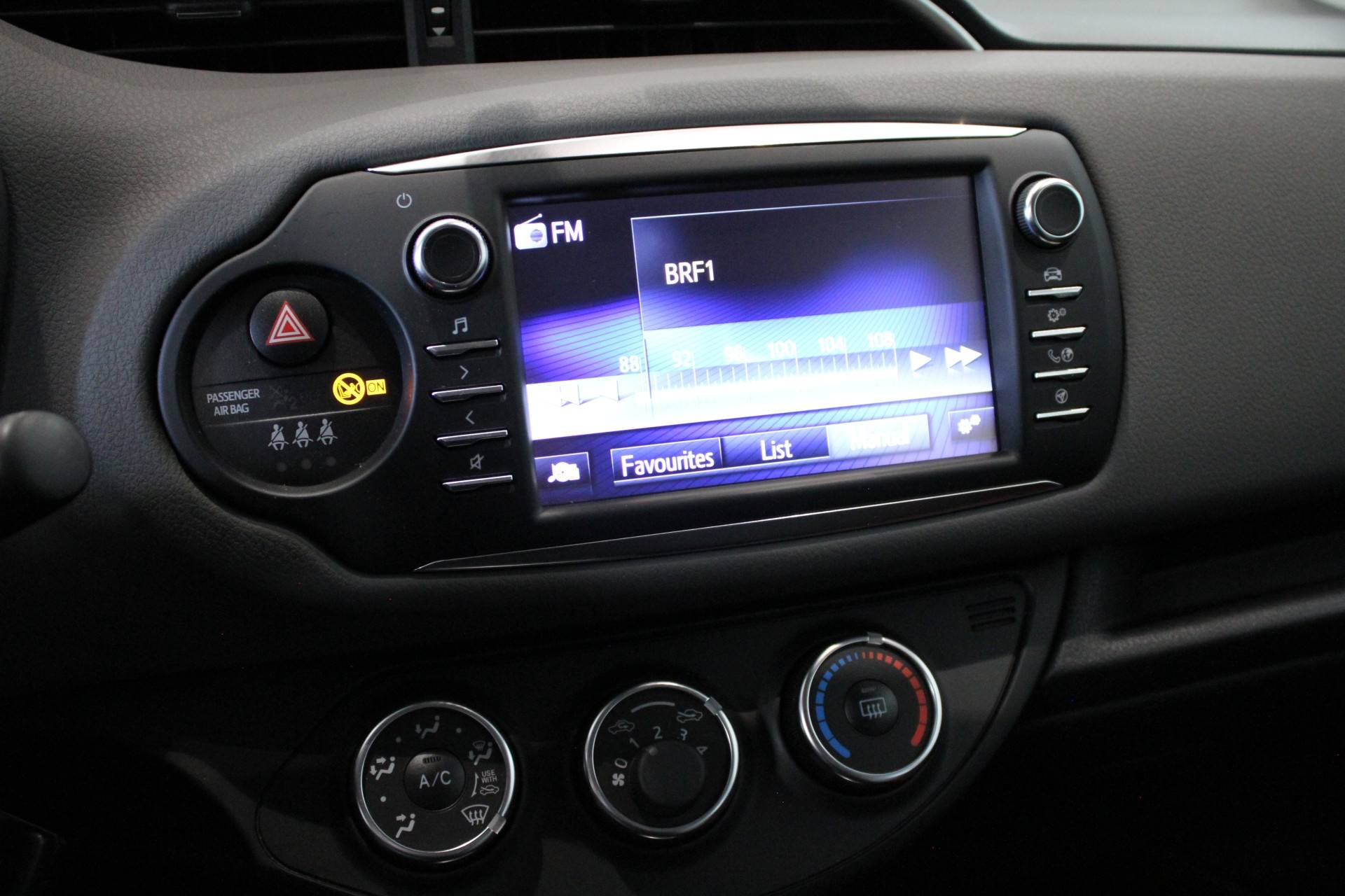 Toyota Yaris 1.5 VVT-i Executive | Navigatie | Achteruitrijcamera | Automaat | - 10/24