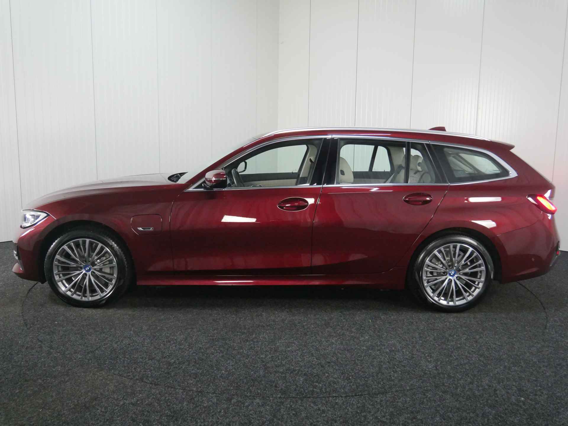 BMW 3 Serie Touring 330e xDrive High Executive Luxury Line Automaat / Laserlight / Sportstoelen / Active Cruise Control  / Live Cockpit Professional / Parking Assistant - 8/33