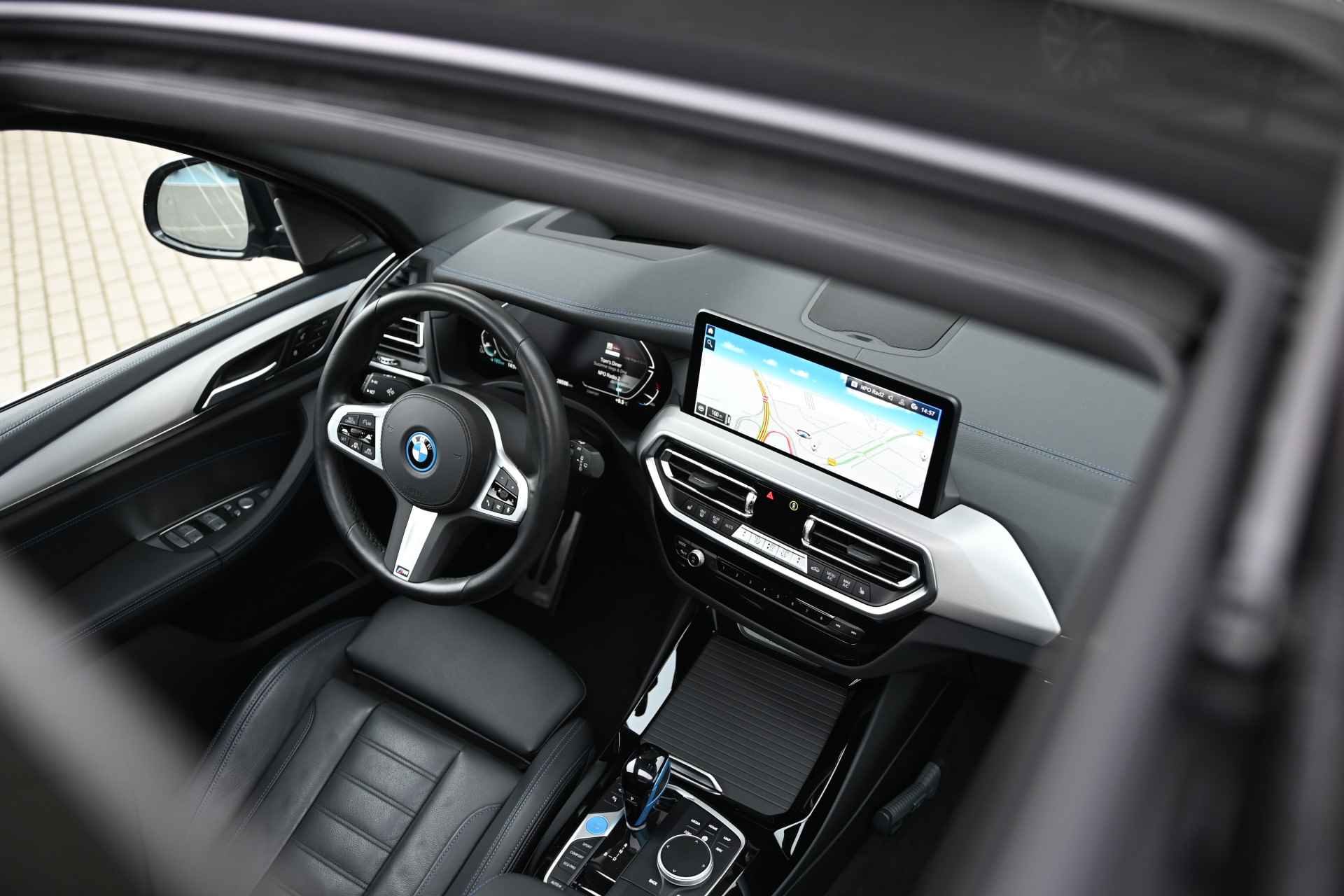 BMW iX3 High Executive Automaat / Sportstoelen / Stoelverwarming / Adaptief onderstel / Parking Assistant Plus / Adaptieve LED / Harman Kardon / Head-Up / Live Cockpit Professional - 7/33