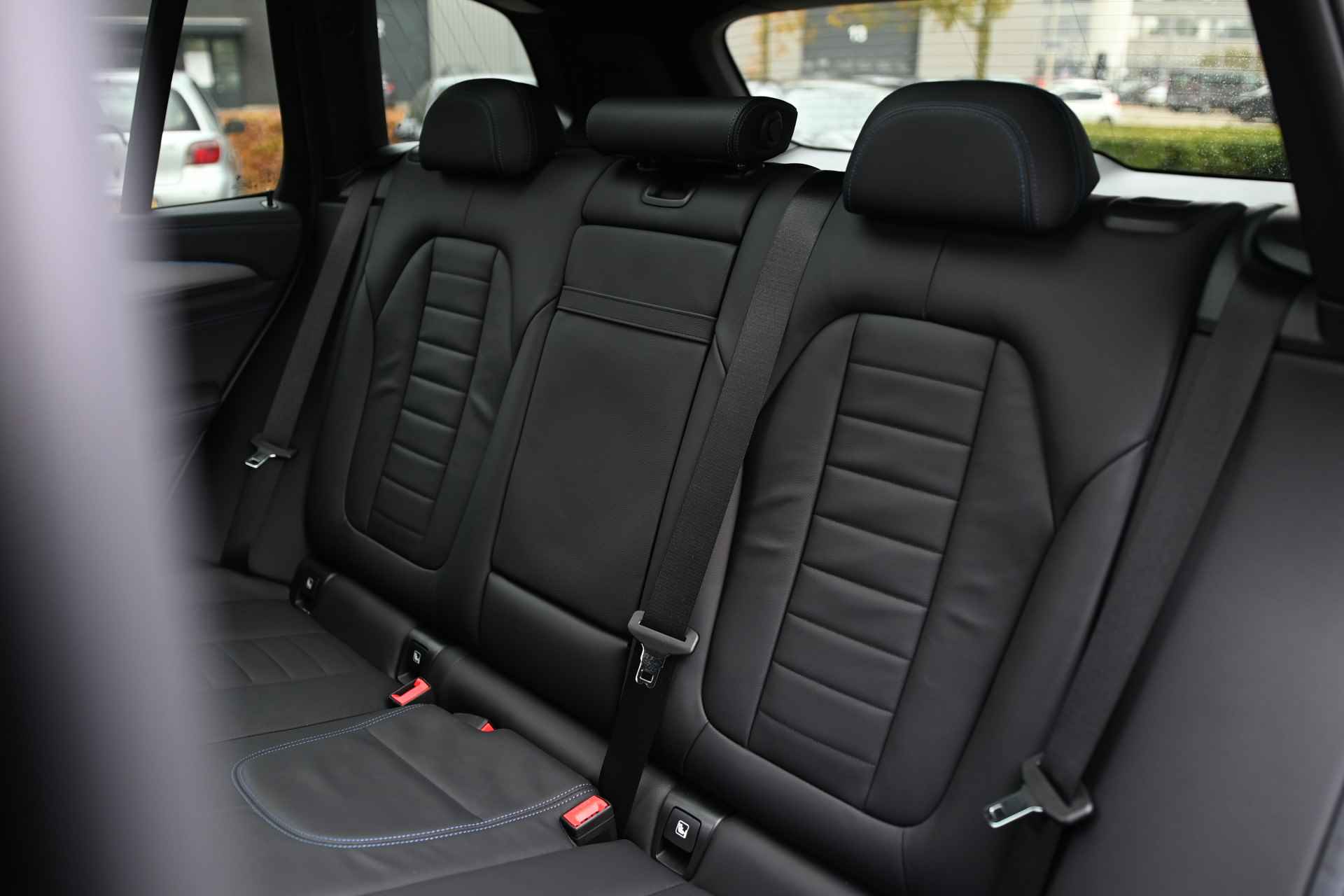 BMW iX3 High Executive Automaat / Sportstoelen / Stoelverwarming / Adaptief onderstel / Parking Assistant Plus / Adaptieve LED / Harman Kardon / Head-Up / Live Cockpit Professional - 30/33