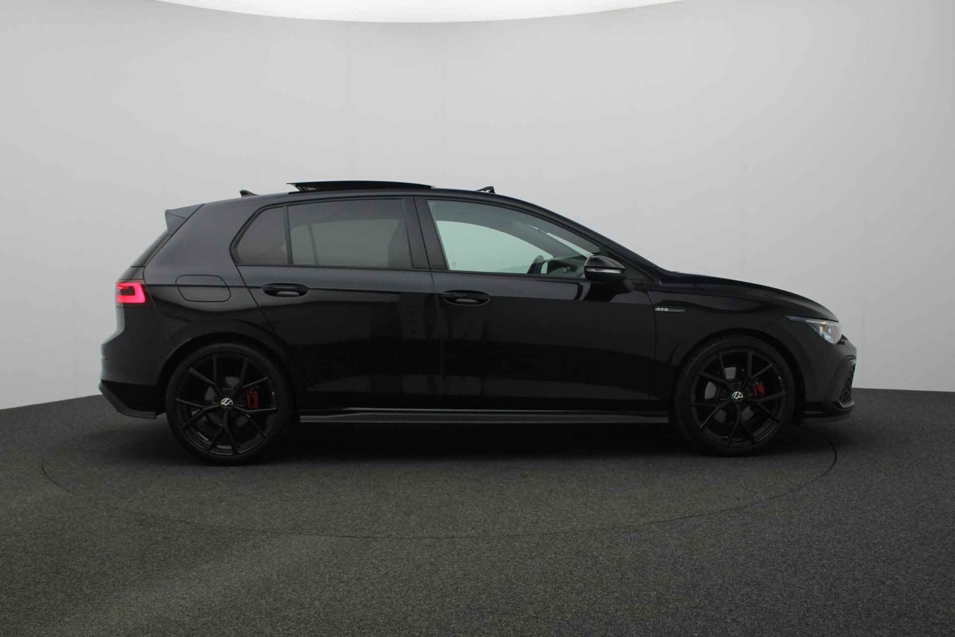 Volkswagen Golf 2.0 TDI 200PK DSG GTD Black Style | Pano | Standkachel | 19 inch | IQ Light | Keyless | Navi Discover Pro | Leer | Keyless | Camera - 22/44