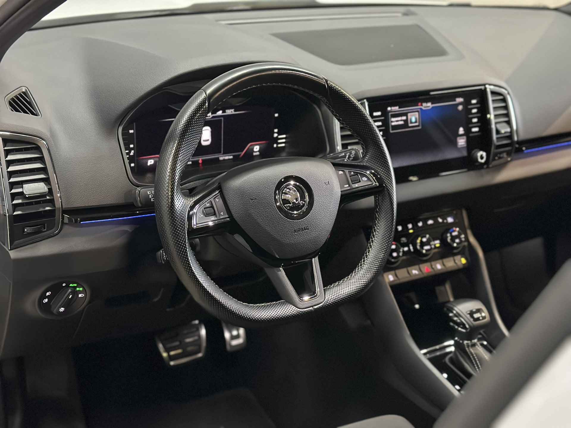 Škoda Karoq 1.5 TSI ACT Sportline Business Airco ECC | Virtual | LED | Panorama | Canton | Trekhaak | Adaptive Cruise | Apple Carplay Android Auto | Isofix | NAP | - 18/52