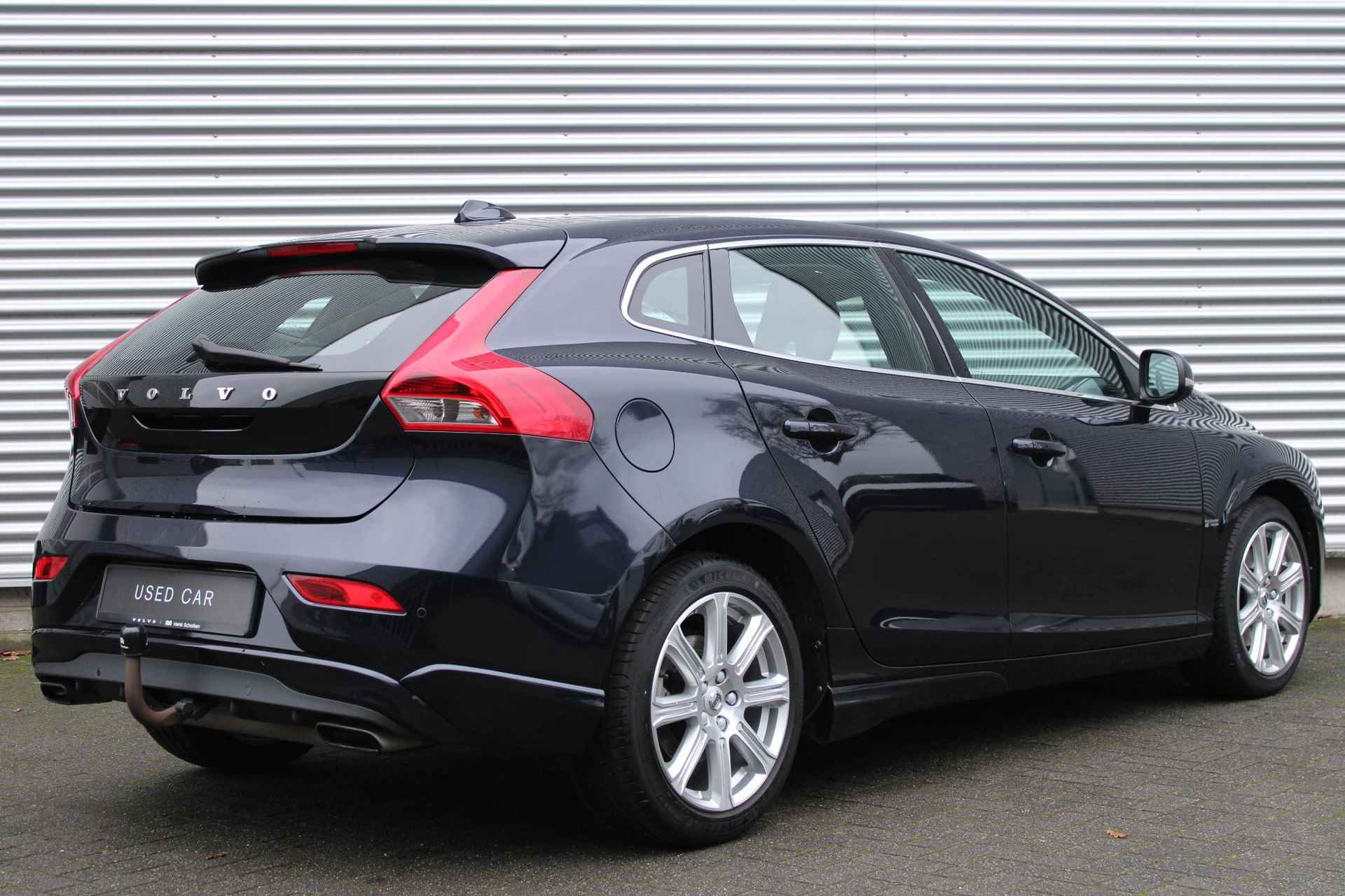 Volvo V40 T2 122PK Summum, Lederen Bekleding, Verwarmbare Voorruit, Volvo Guard Alarm, Keyless Entry, Verwarmbare Voorstoelen, Parkeersensoren Achter, Sensus Navigatiesysteem, High Performance Audiosysteem, 16" Lichtmetalen Velgen, Magic Blue Pearl Lak, Electronic Climate Control, Bluetooth Media & Telefonie - 3/25