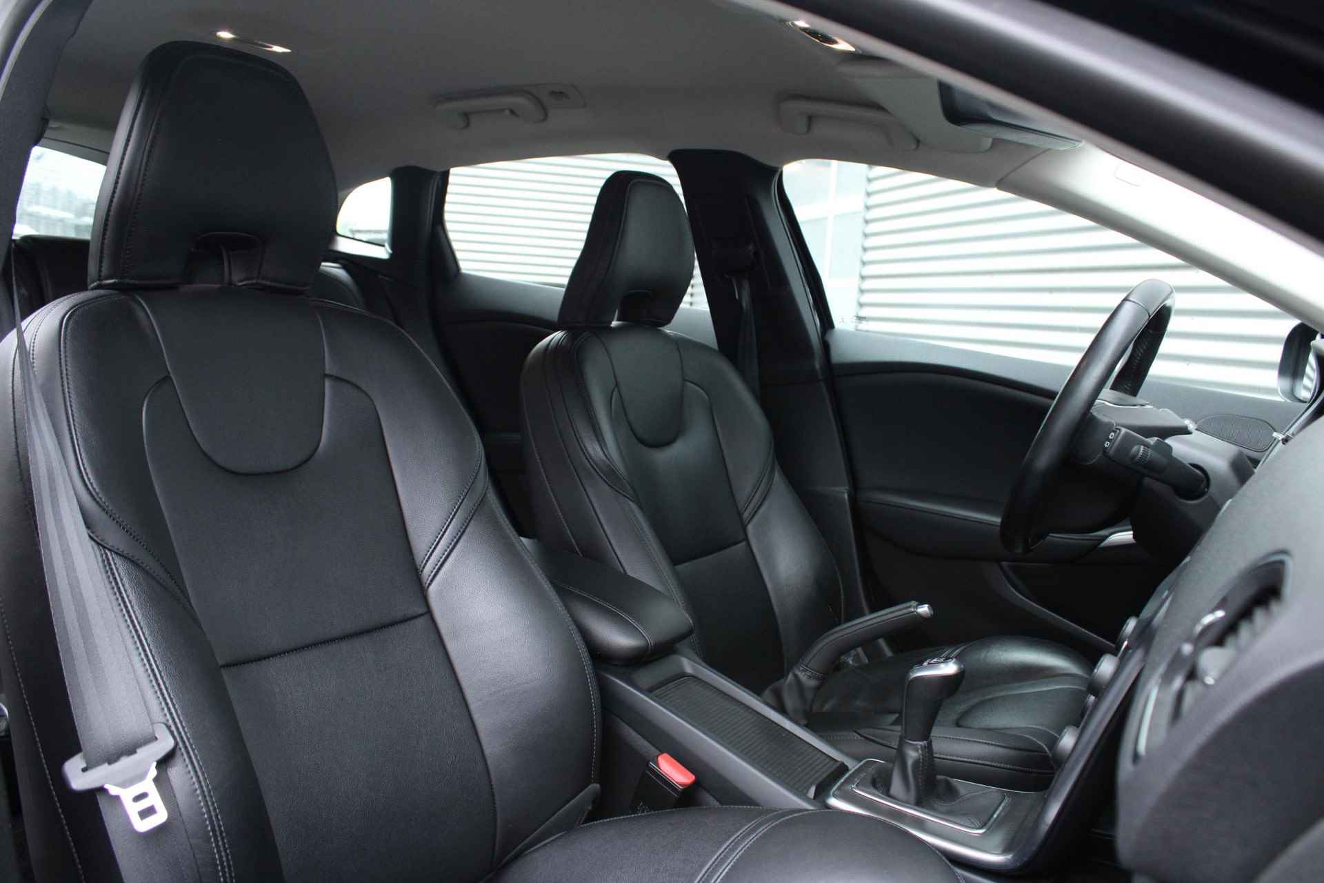 Volvo V40 T2 122PK Summum, Lederen Bekleding, Verwarmbare Voorruit, Volvo Guard Alarm, Keyless Entry, Verwarmbare Voorstoelen, Parkeersensoren Achter, Sensus Navigatiesysteem, High Performance Audiosysteem, 16" Lichtmetalen Velgen, Magic Blue Pearl Lak, Electronic Climate Control, Bluetooth Media & Telefonie - 4/25