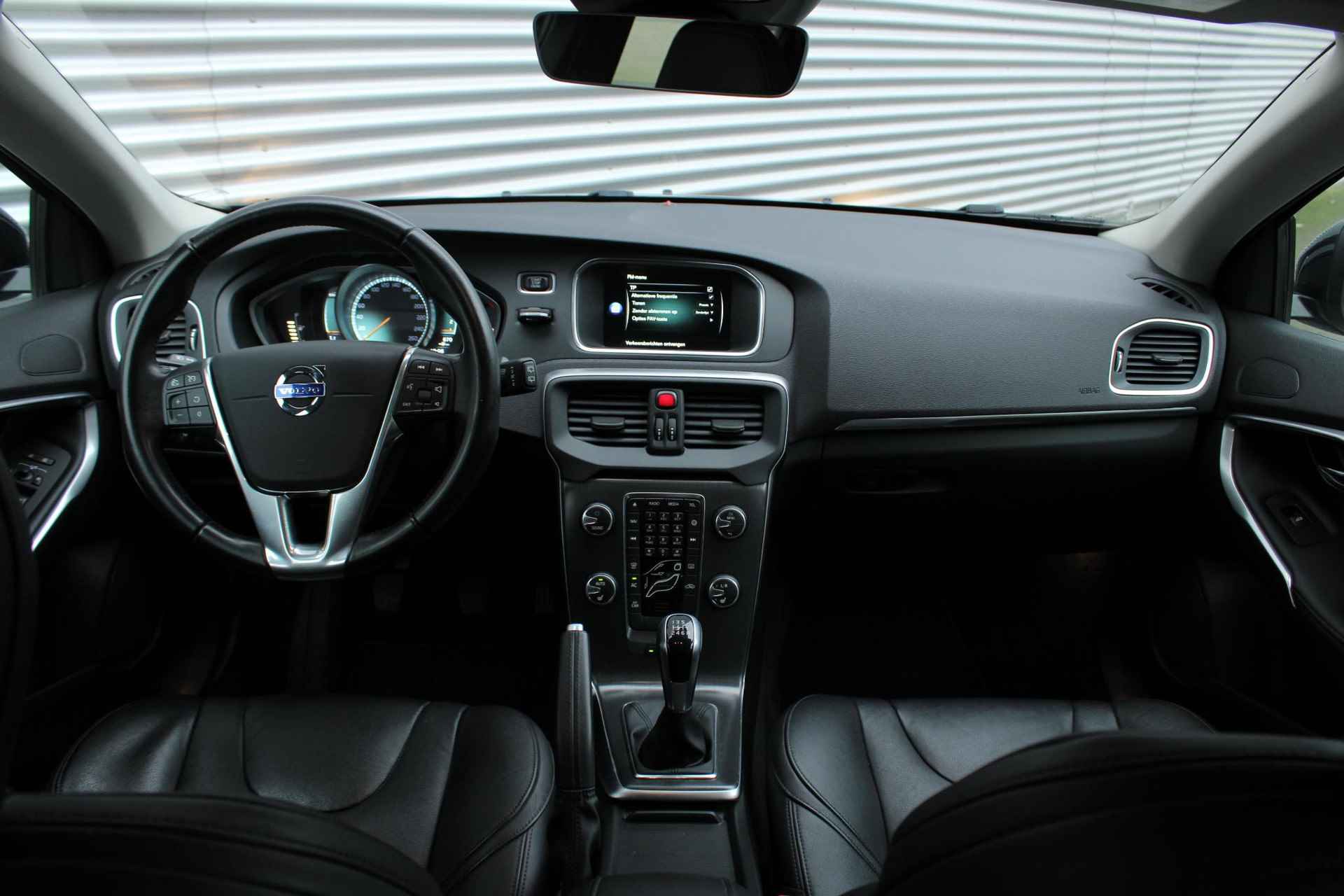 Volvo V40 T2 122PK Summum, Lederen Bekleding, Verwarmbare Voorruit, Volvo Guard Alarm, Keyless Entry, Verwarmbare Voorstoelen, Parkeersensoren Achter, Sensus Navigatiesysteem, High Performance Audiosysteem, 16" Lichtmetalen Velgen, Magic Blue Pearl Lak, Electronic Climate Control, Bluetooth Media & Telefonie - 5/25