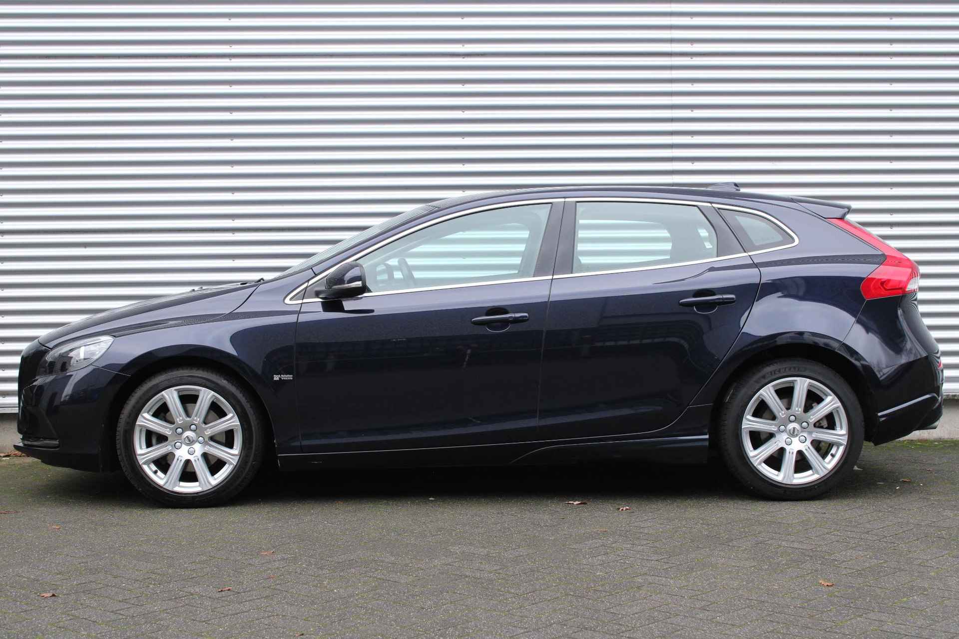 Volvo V40 T2 122PK Summum, Lederen Bekleding, Verwarmbare Voorruit, Volvo Guard Alarm, Keyless Entry, Verwarmbare Voorstoelen, Parkeersensoren Achter, Sensus Navigatiesysteem, High Performance Audiosysteem, 16" Lichtmetalen Velgen, Magic Blue Pearl Lak, Electronic Climate Control, Bluetooth Media & Telefonie - 9/25