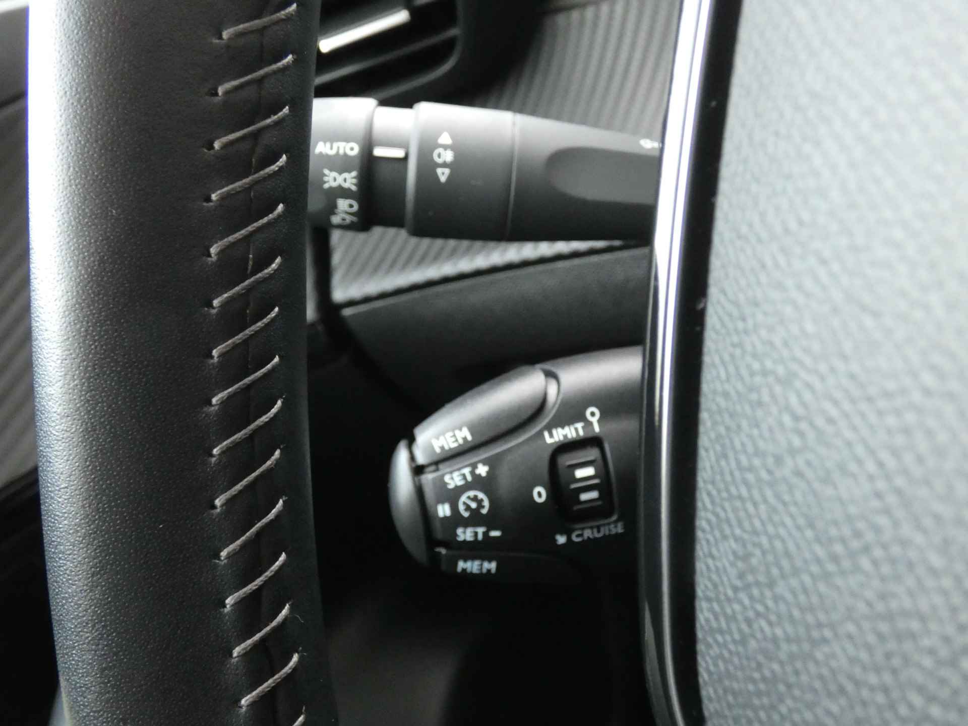 Peugeot 2008 1.2 130PK Allure ! | Navigatie | Camera | Parkeersensoren ! - 26/37