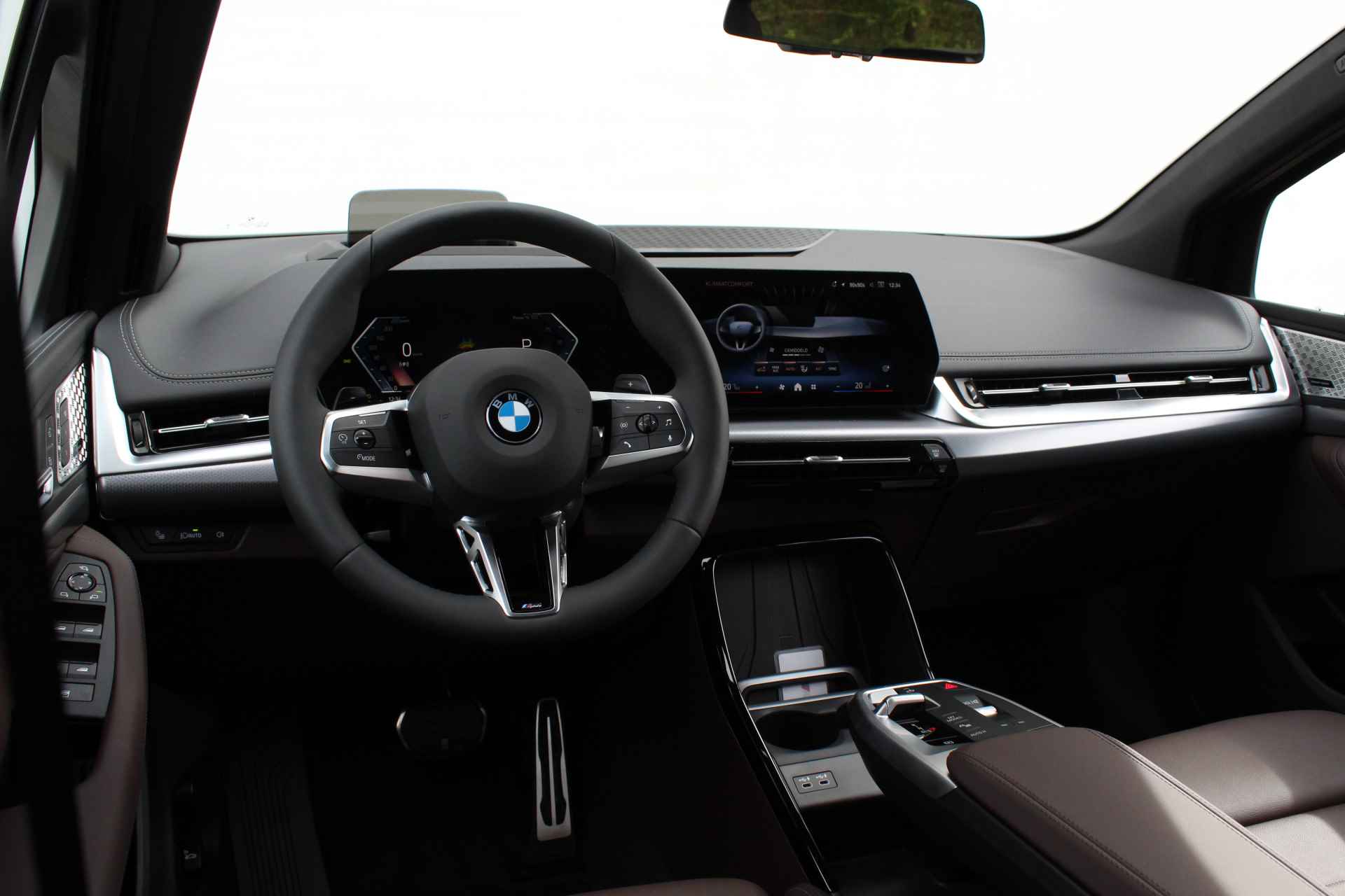 BMW 2 Serie Active Tourer 218i High Executive M Sport Automaat / Panoramadak / Trekhaak / Sportstoelen / Adaptieve LED / Adaptief M Onderstel / Head-Up / Parking Assistant / Comfort Access - 25/26