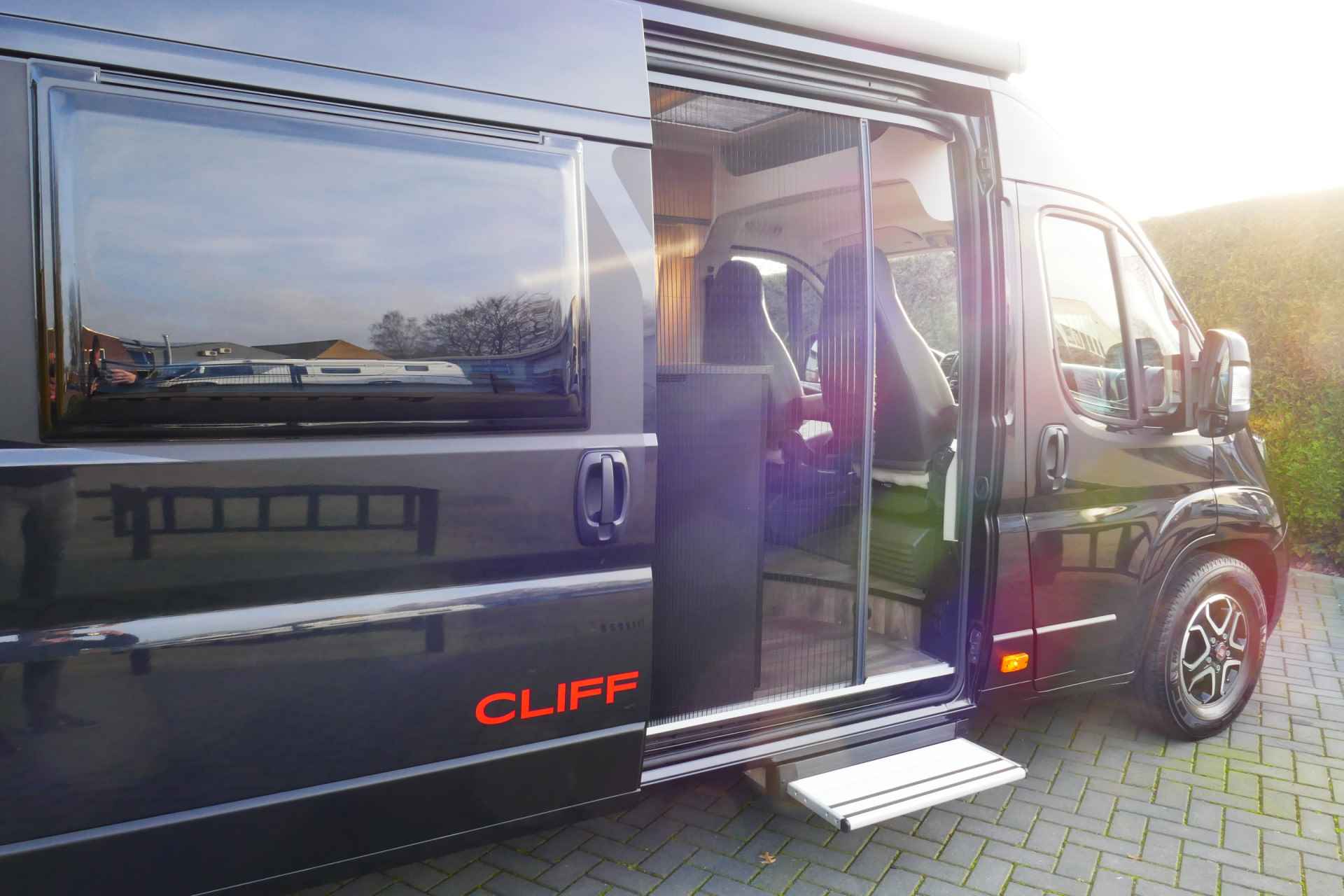 Sunlight Cliff 640 Adventure Edition 140 pk AUTOMAAT 9-Traps Euro6 Fiat Ducato 8 **Lengtebedden/4 zitplaatsen/Luifel/Fietsendrager/Smart - 63/71