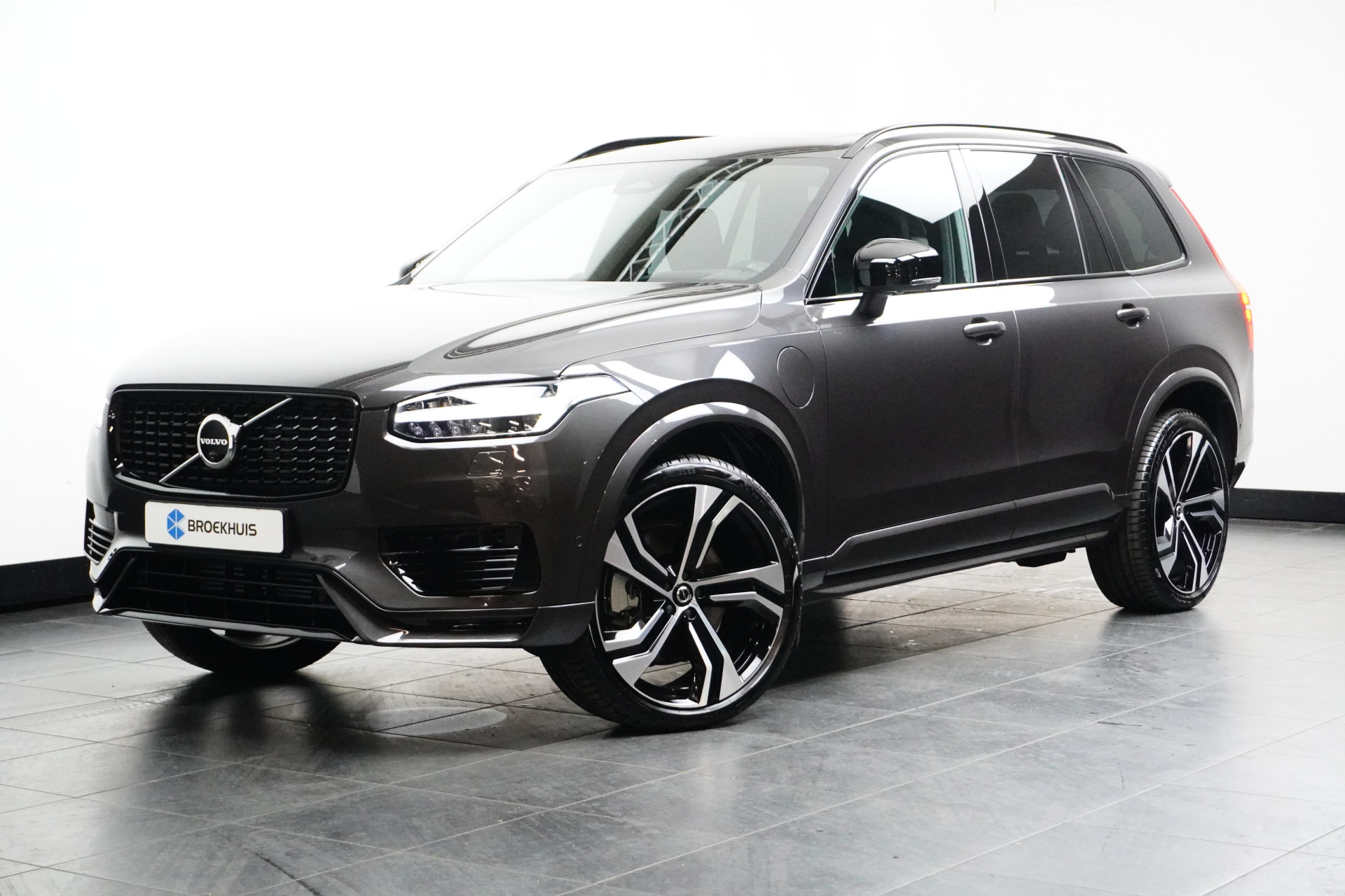 Volvo XC90 T8 Recharge AWD Ultra Dark | 22" | Luchtvering | Bowers & Wilkins | Geventileerd Nappa | Stoelmassage | 360 Camera | Gelaagd en