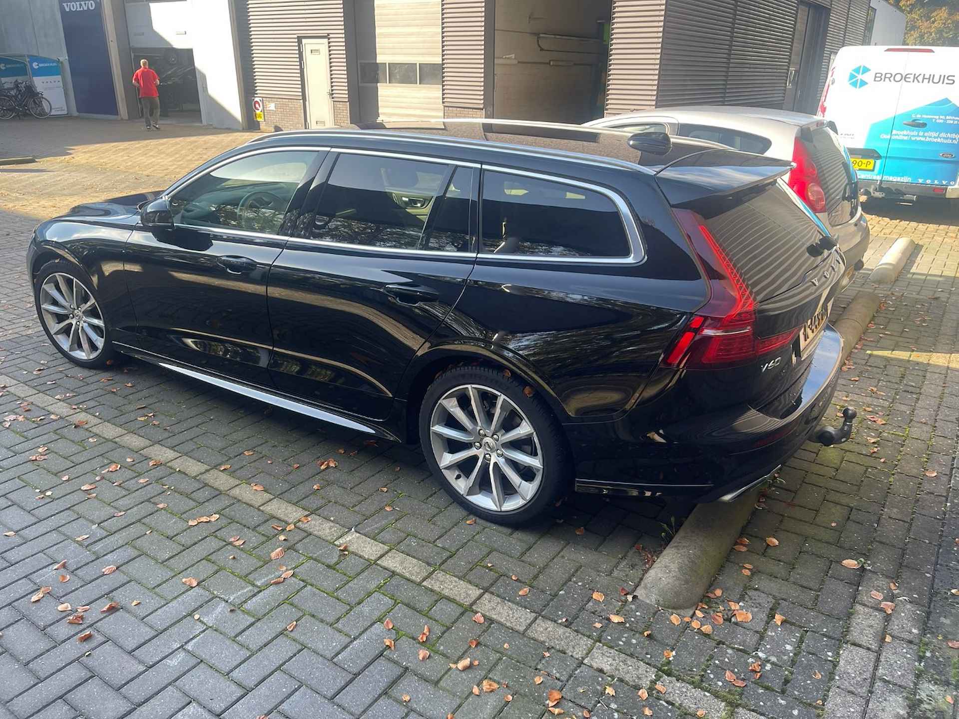 Volvo V60 B3 Momentum | Trekhaak | PDC + Camera | BLIS | Standkachel | Getint Glas | H&K Audio | Exterieur Pack | - 2/13