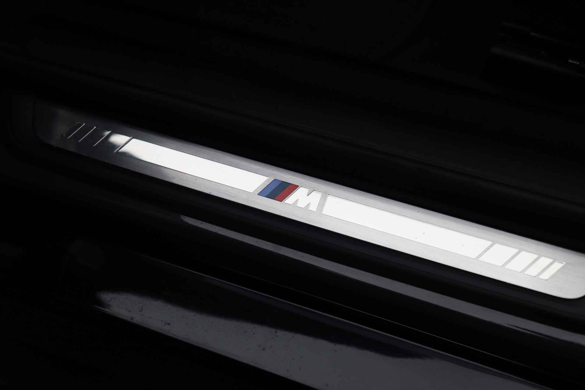 BMW i4 M50 High Executive / BMW M 50 Jahre uitvoering / Schuif-kanteldak / Laserlight / M Sportstoelen / M Adaptief onderstel / Parking Assistant Plus - 14/34