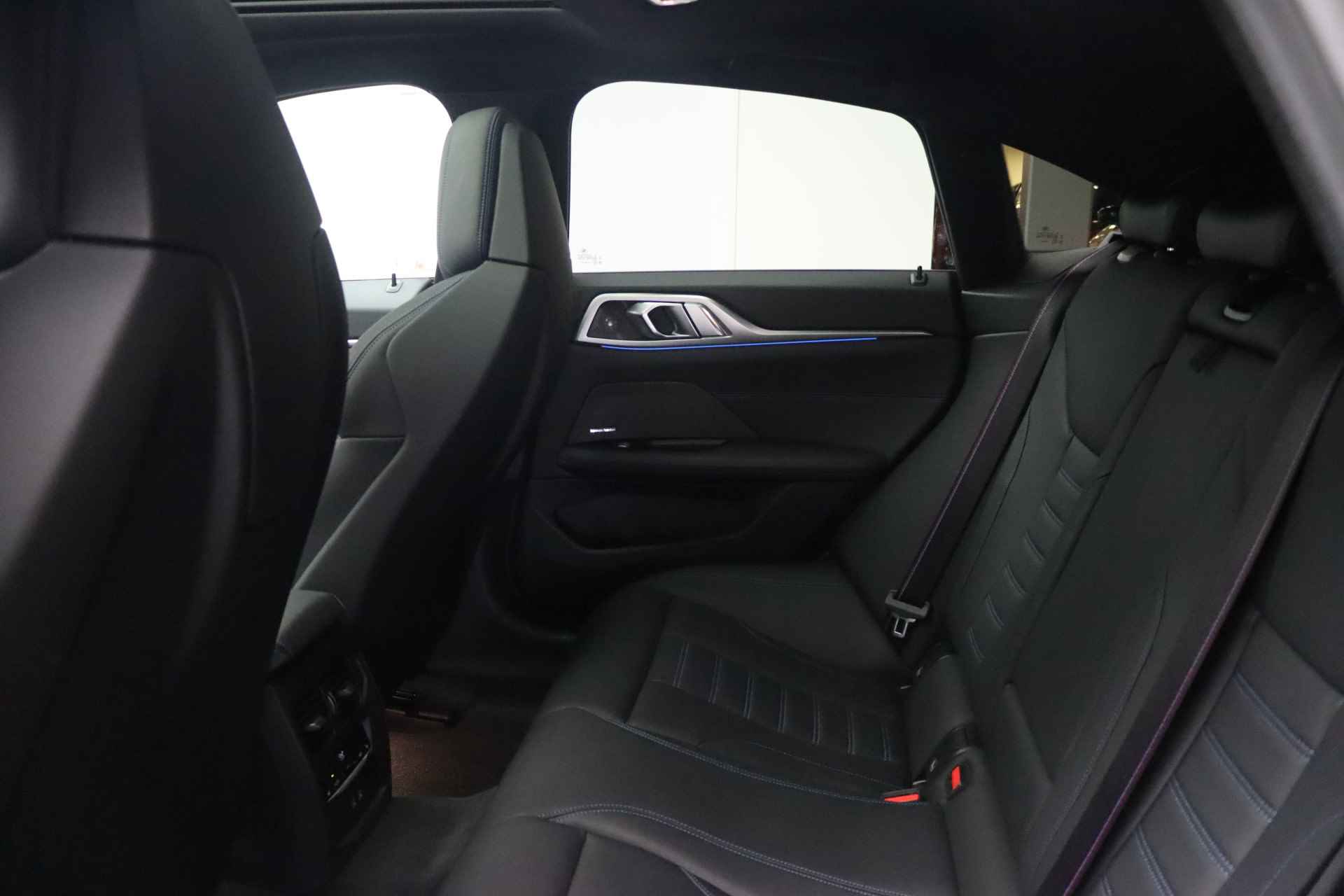 BMW i4 M50 High Executive / BMW M 50 Jahre uitvoering / Schuif-kanteldak / Laserlight / M Sportstoelen / M Adaptief onderstel / Parking Assistant Plus - 29/34