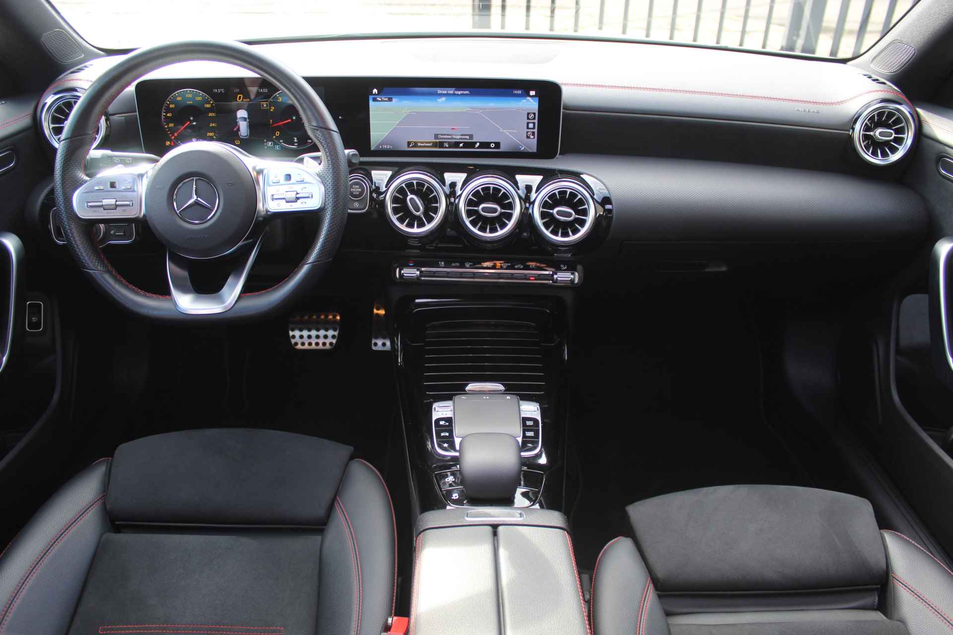 Mercedes-Benz CLA-Klasse Shooting Brake AMG 35 4MATIC Premium Panoramadak/Sfeerverlichting/Navigatie/Achteruitrijcamera/Apple carplay/Elektrische achterk - 18/27