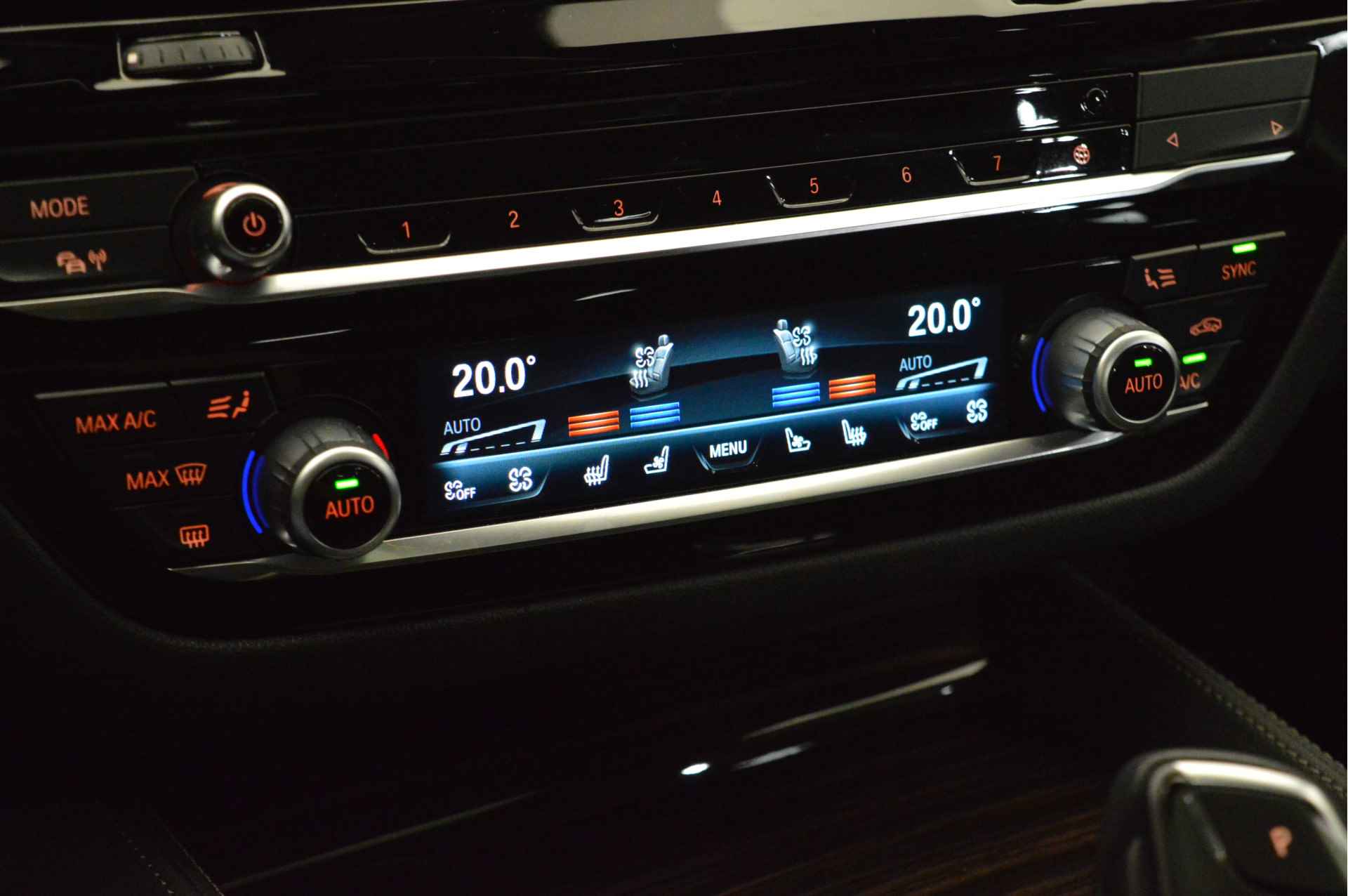 BMW 5 Serie 530d High Executive M Sport Automaat / Schuif-kanteldak / Head-Up / Parking Assistant / Live Cockpit Professional / Stoelventilatie / Driving Assistant Professional - 22/24