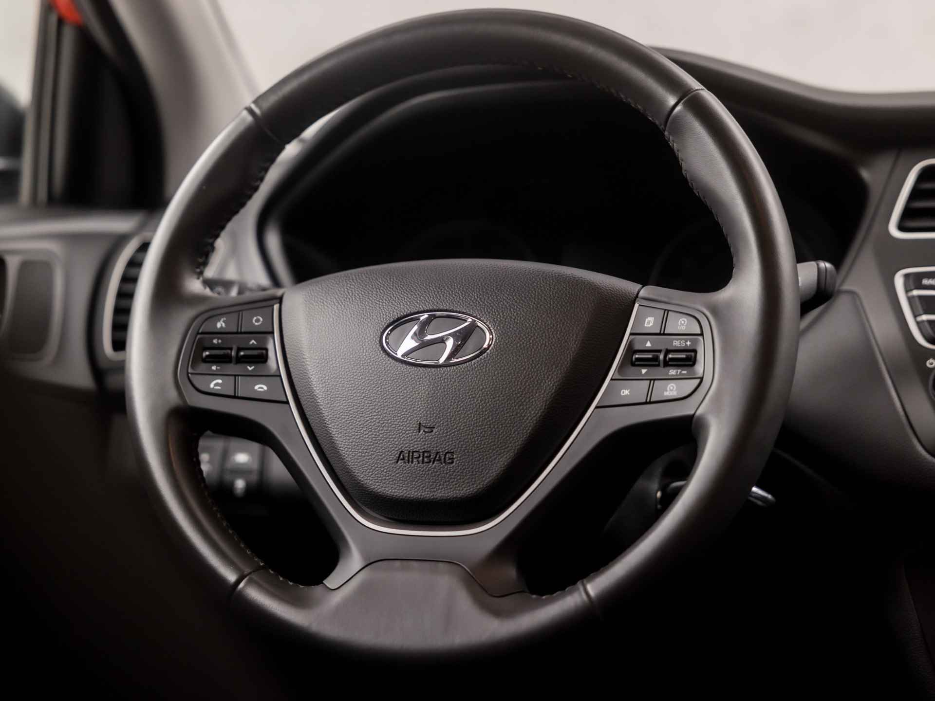 Hyundai i20 1.0 T-GDI Sport Automaat (APPLE CARPLAY, ZWART DAK, CLIMATE, GETINT GLAS, CAMERA, SPORTSTOELEN, XENON, NIEUWE APK, CRUISE, NIEUWSTAAT) - 18/33