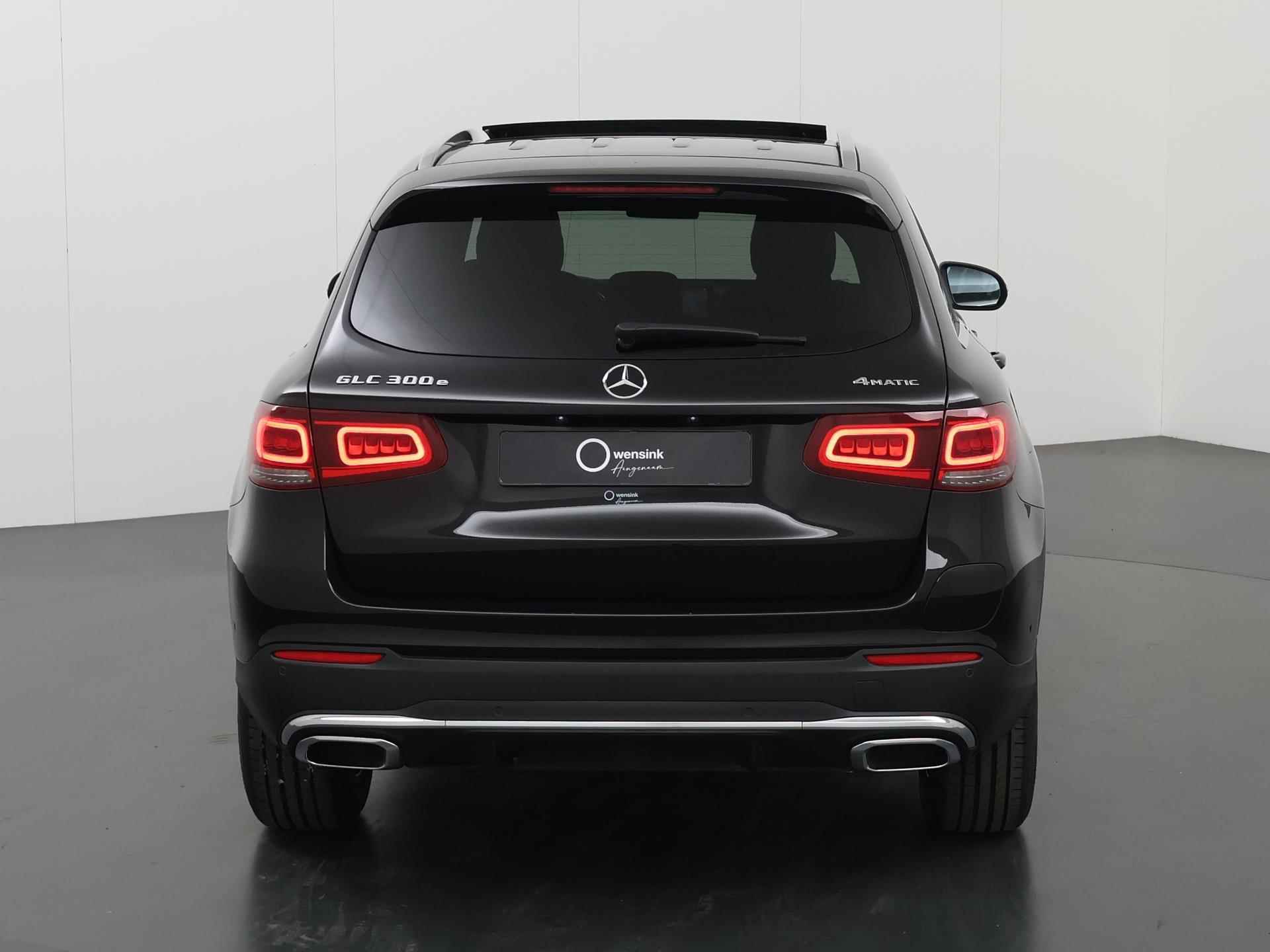 Mercedes-Benz GLC-klasse 300e 4MATIC Premium AMG | Panoramadak | Trekhaak | Digitaal Dashboard | Dodehoekassistent | Achteruitrijcamera | Elektr. achterklep | sfeerverlichting | - 4/49