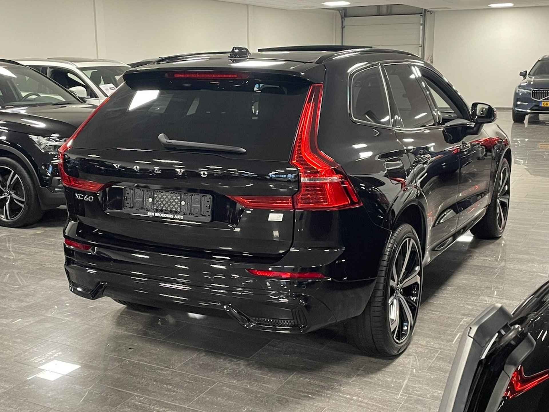 Volvo XC60 T6 AWD Recharge Plus Dark | Trekhaak | Adaptieve Cruise Control | Parkeercamera | Voorverwarming met Volvo On Call App | Stoelve - 3/32