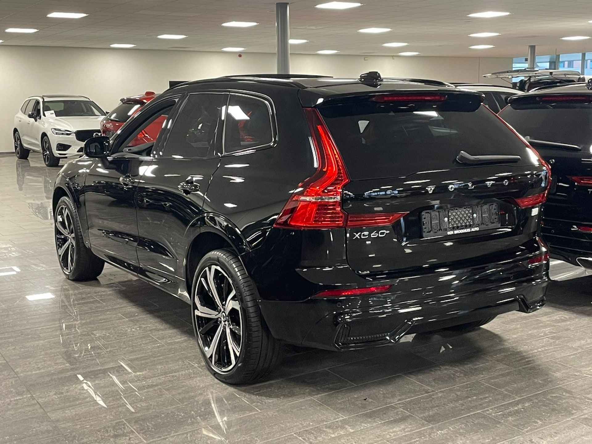 Volvo XC60 T6 AWD Recharge Plus Dark | Trekhaak | Adaptieve Cruise Control | Parkeercamera | Voorverwarming met Volvo On Call App | Stoelve - 4/32