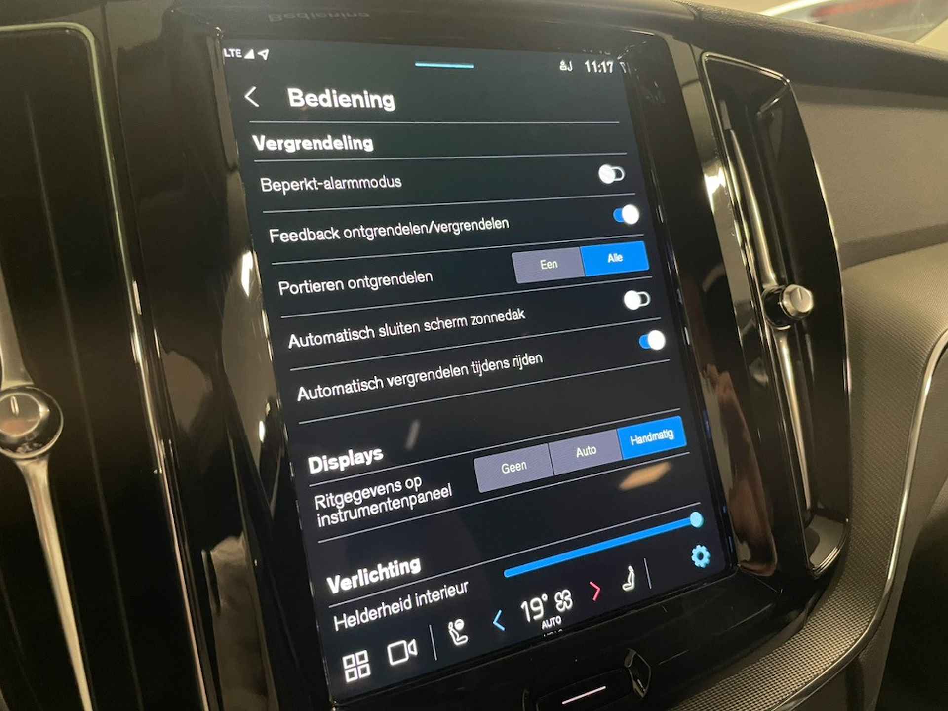 Volvo XC60 T6 AWD Recharge Plus Dark | Trekhaak | Adaptieve Cruise Control | Parkeercamera | Voorverwarming met Volvo On Call App | Stoelve - 23/32