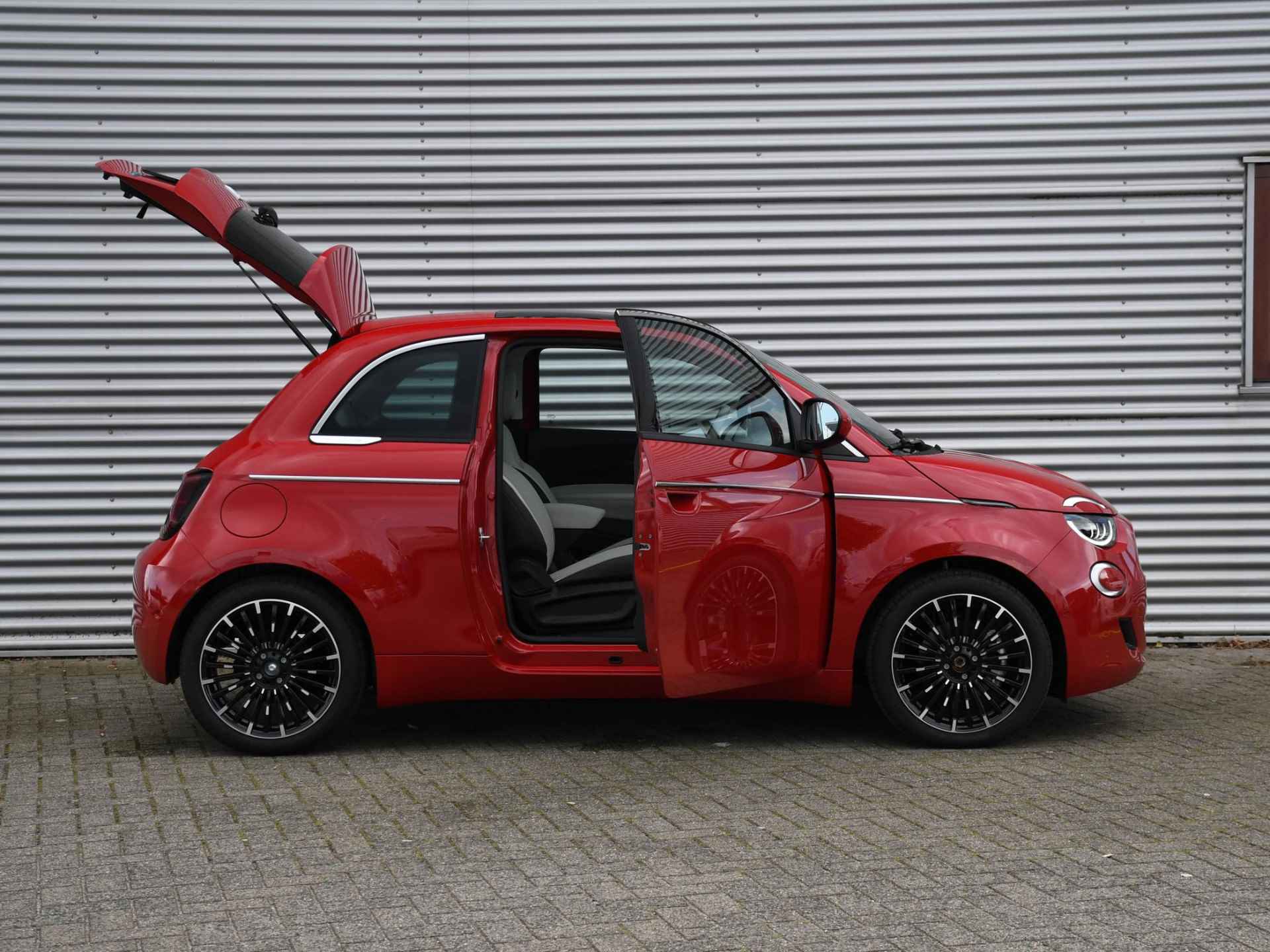 Fiat 500E La Prima 42 kWh 118pk Automaat PANO-DAK | ADAPT. CRUISE | PDC + CAM. | DODE HOEK | DAB | 17''LM - 27/31