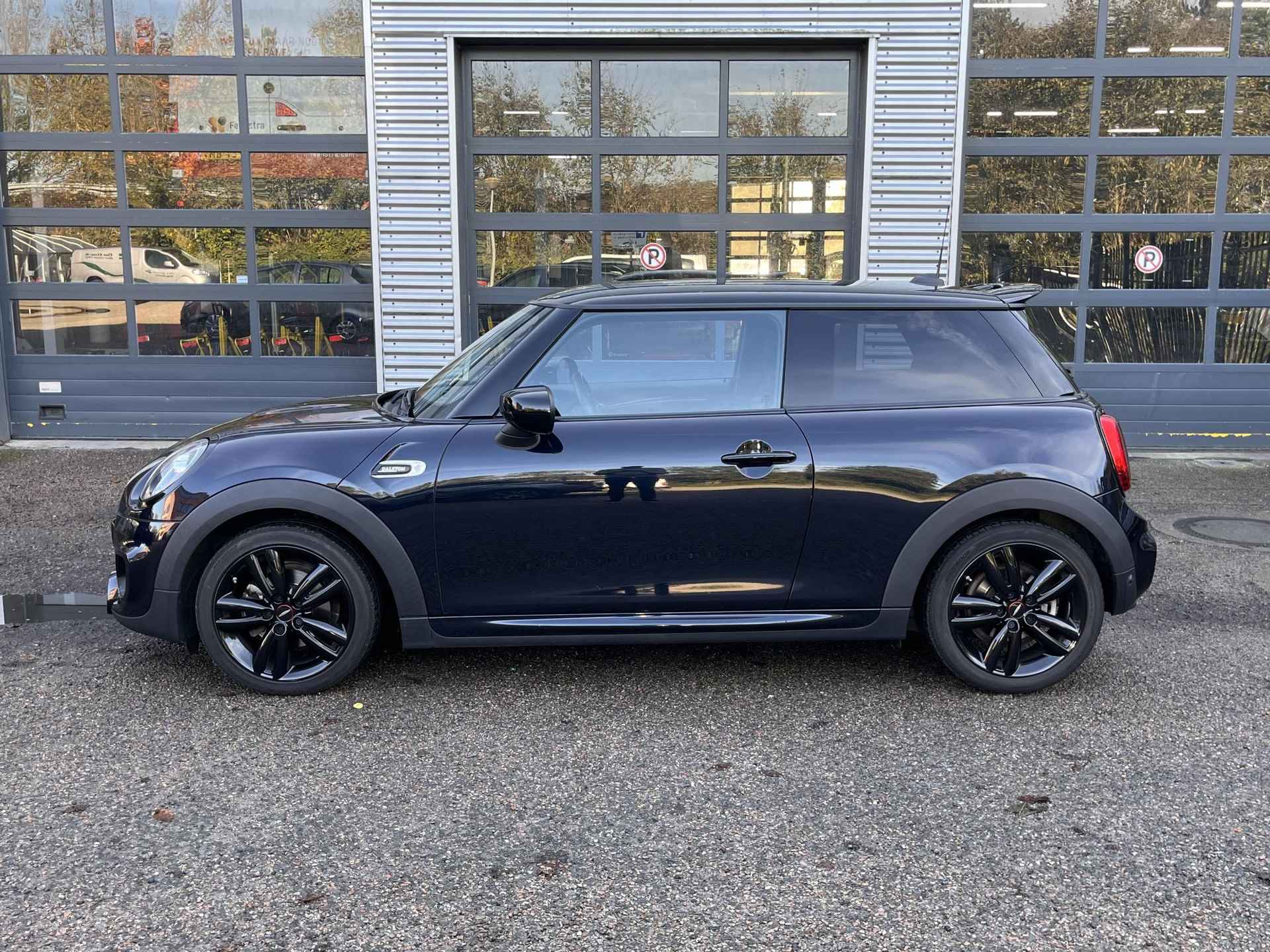 Mini Cooper 1.5 136PK Aut. JCW Pakket | Sportstoelen+verwarming | Navigatie | Climate control | Carplay | Cruise control | PDC | LMV 17 inch - 4/22