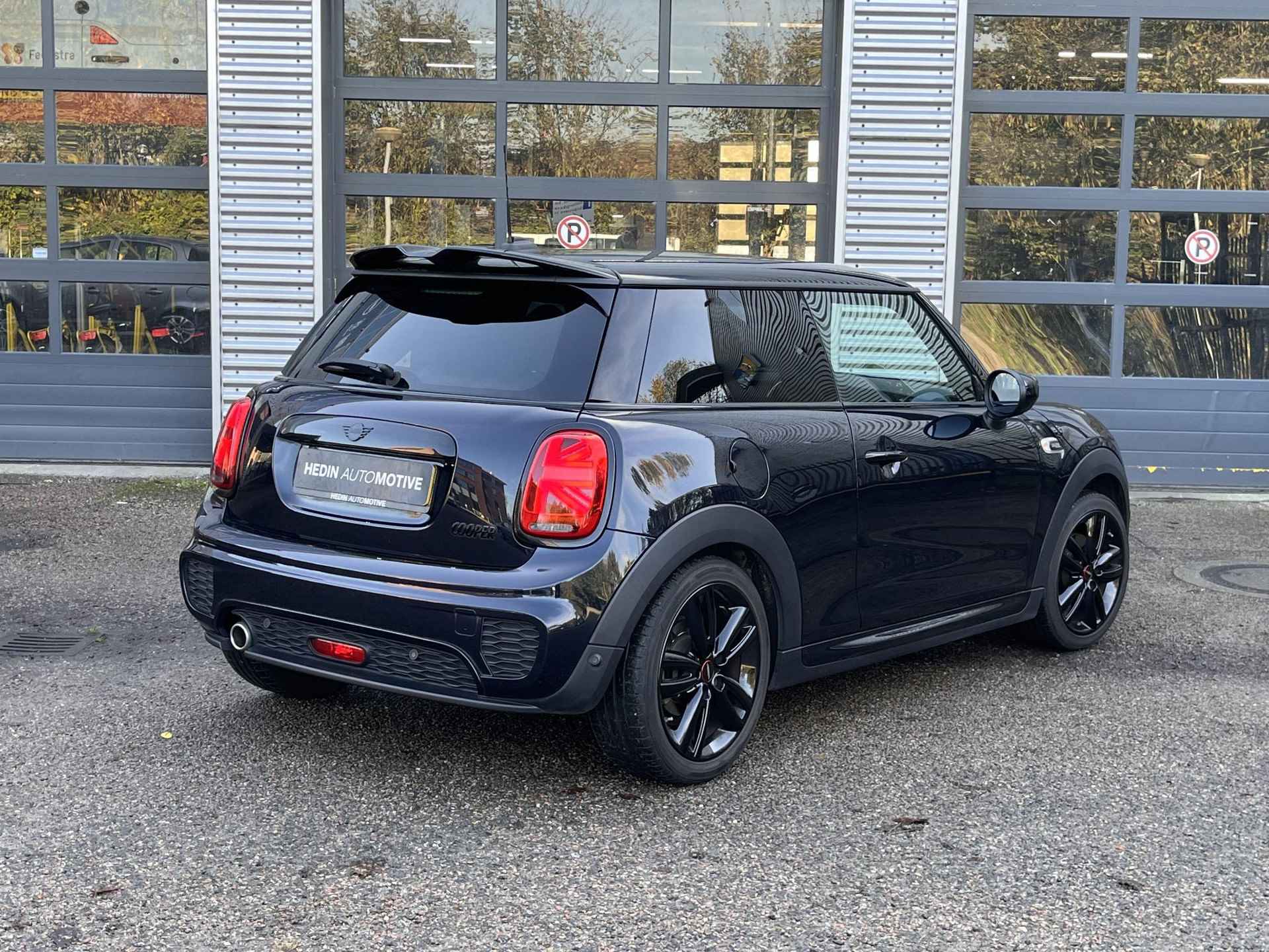 Mini Cooper 1.5 136PK Aut. JCW Pakket | Sportstoelen+verwarming | Navigatie | Climate control | Carplay | Cruise control | PDC | LMV 17 inch - 6/22