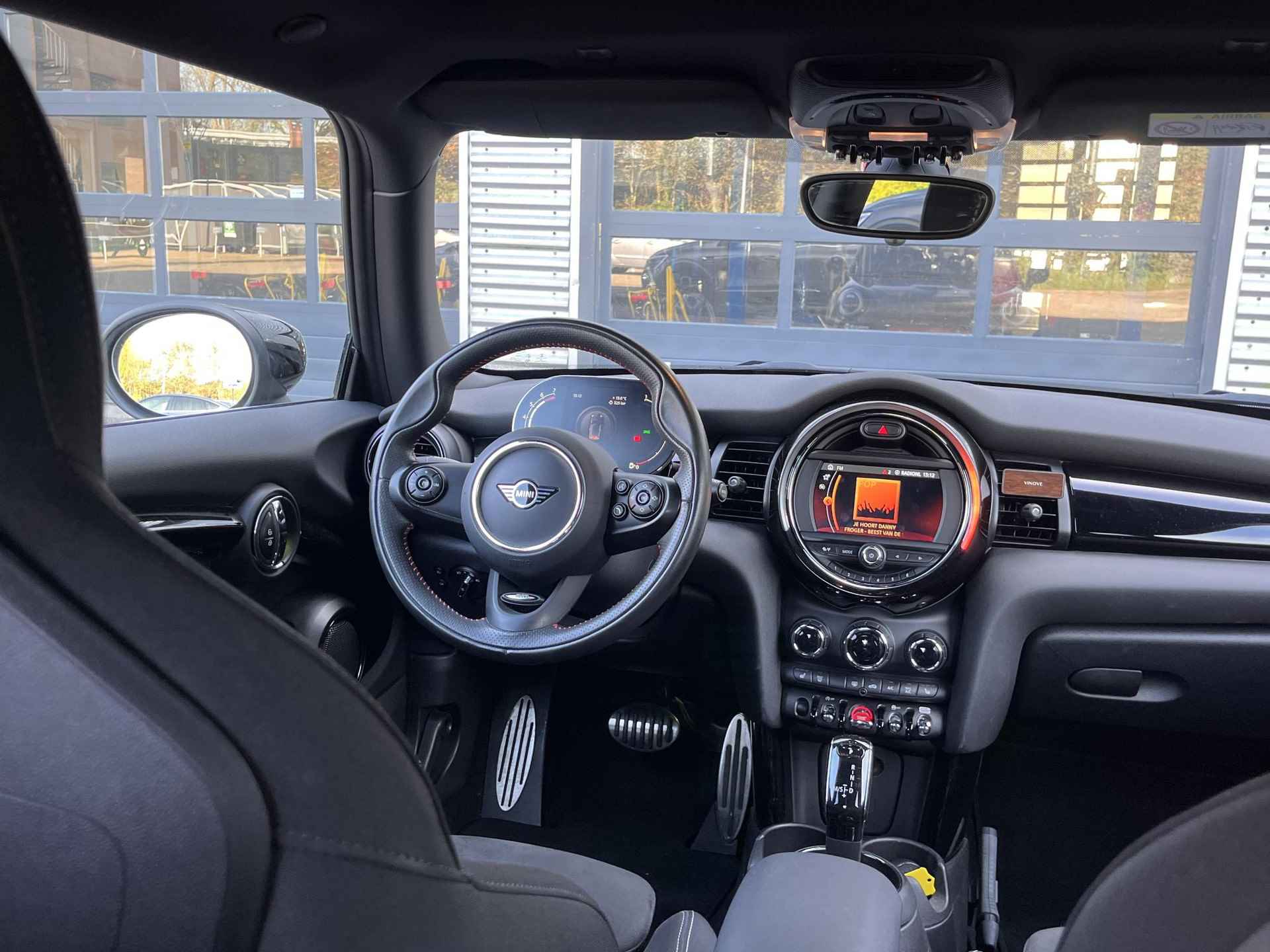 Mini Cooper 1.5 136PK Aut. JCW Pakket | Sportstoelen+verwarming | Navigatie | Climate control | Carplay | Cruise control | PDC | LMV 17 inch - 10/22