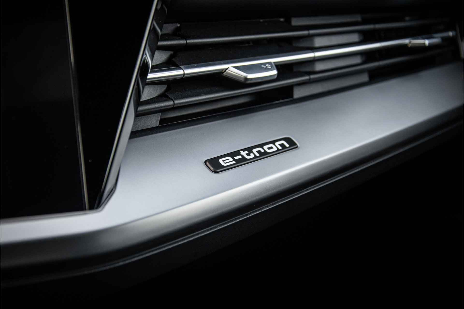Audi Q4 e-tron 35 Launch edition Advanced Plus 55 kWh - Panodak - Leder - 21inch Rijbereik WLTP 353km - 12% bijtelling! - 40/74