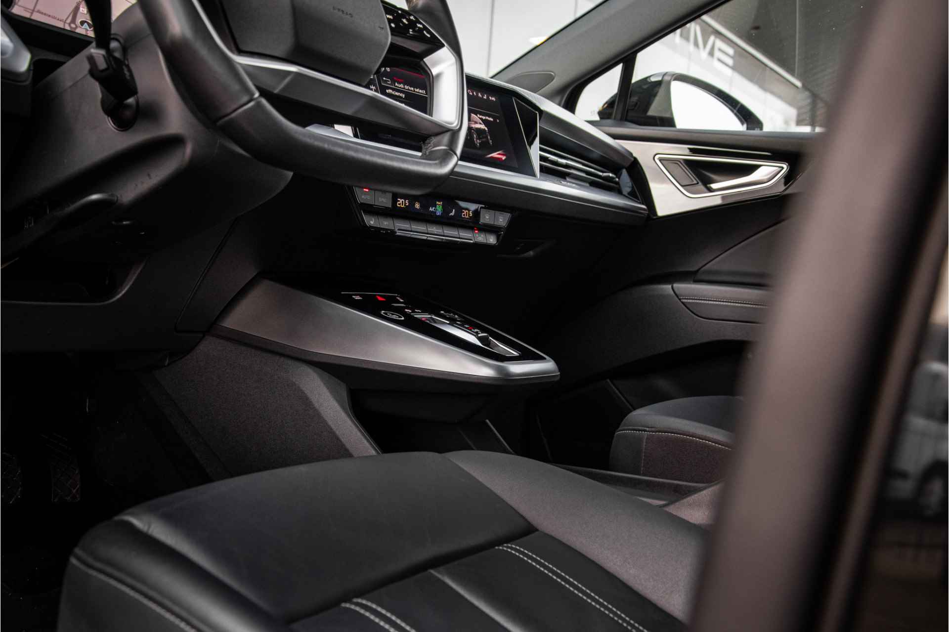 Audi Q4 e-tron 35 Launch edition Advanced Plus 55 kWh - Panodak - Leder - 21inch Rijbereik WLTP 353km - 12% bijtelling! - 58/74