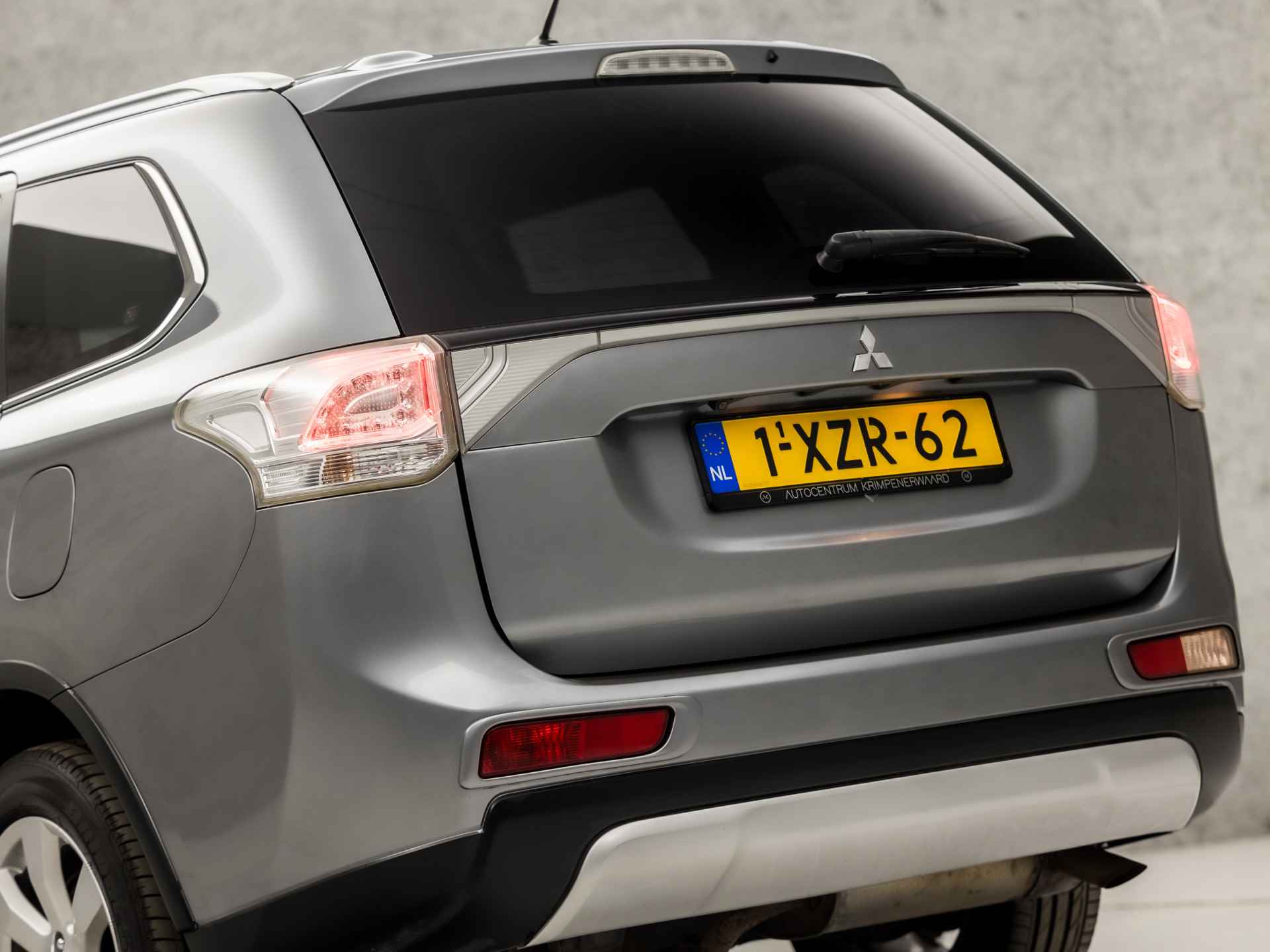 Mitsubishi Outlander 2.0 PHEV X-Line Sport 203Pk Automaat (NAVIGATIE, CLIMATE, KEYLESS, CAMERA, LEDEREN SPORTSTOELEN, CRUISE CONTROL, NIEUWE APK, GETINT GLAS, NIEUWSTAAT) - 10/30