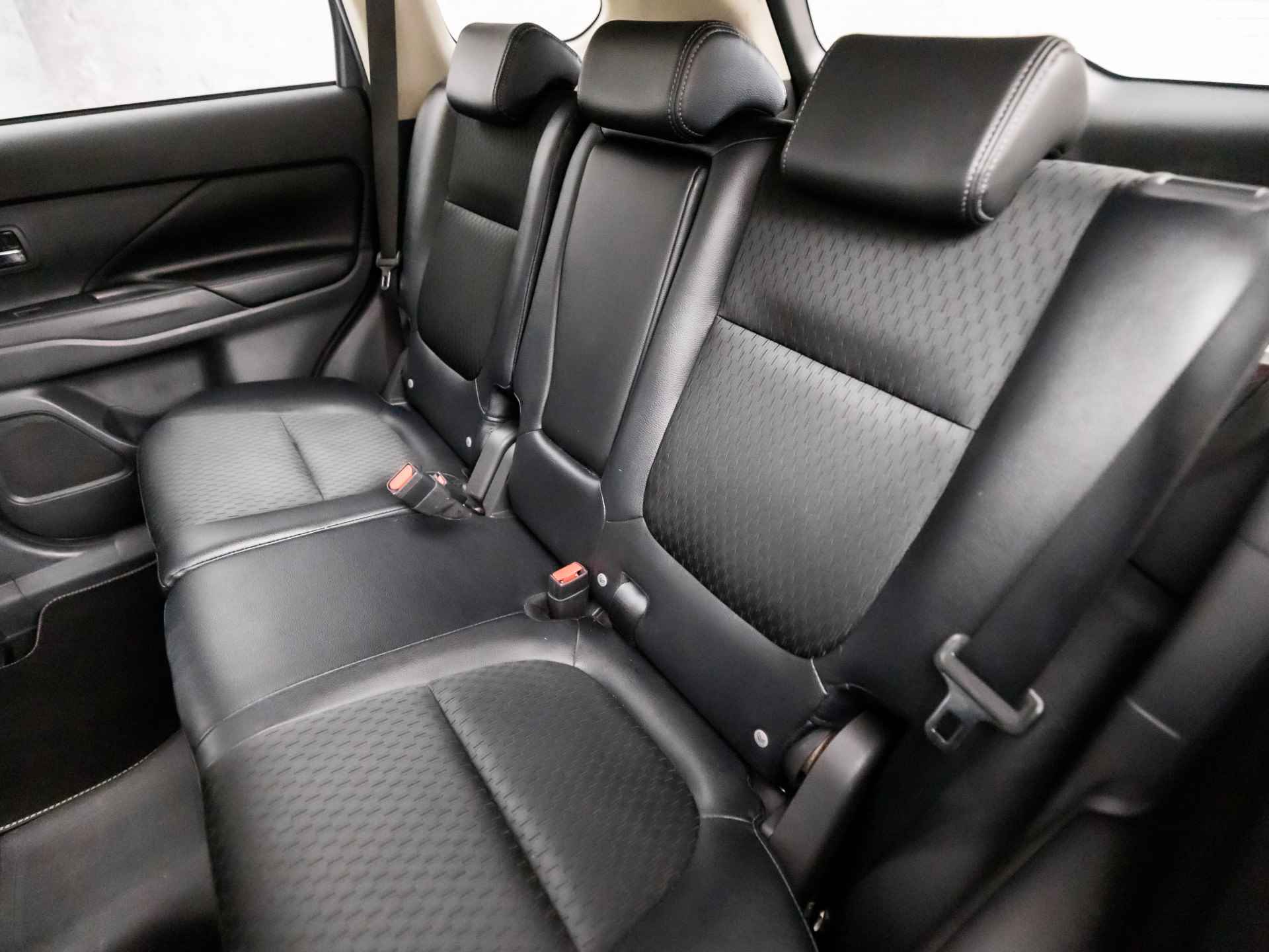 Mitsubishi Outlander 2.0 PHEV X-Line Sport 203Pk Automaat (NAVIGATIE, CLIMATE, KEYLESS, CAMERA, LEDEREN SPORTSTOELEN, CRUISE CONTROL, NIEUWE APK, GETINT GLAS, NIEUWSTAAT) - 13/30