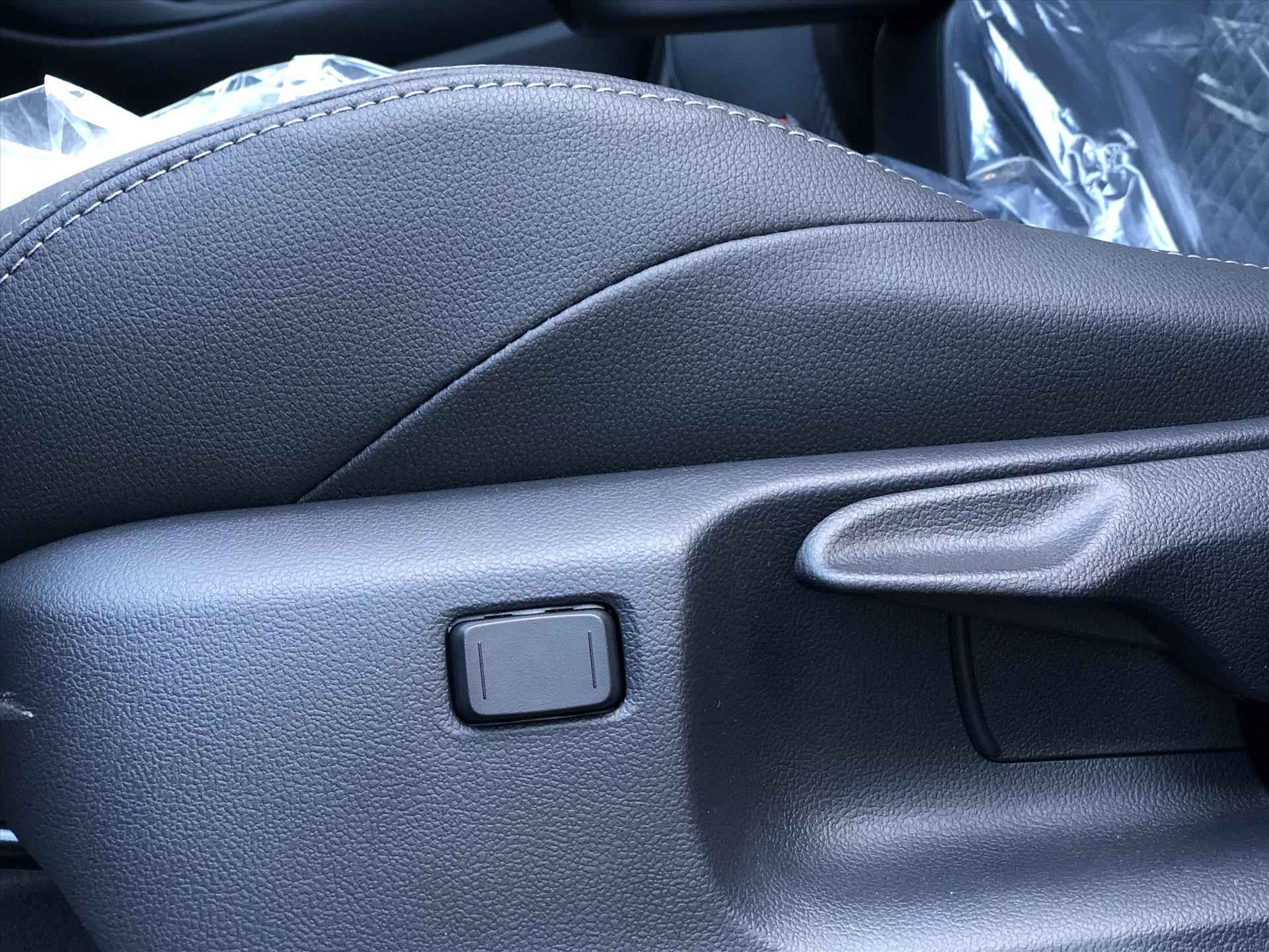 Toyota Yaris Hybrid 130PK Executive Premium Nieuw model | JBL, Head up display, Dodehoekherkenning, Parkeersensoren, Navigatie, Stuurverwarming - 22/44