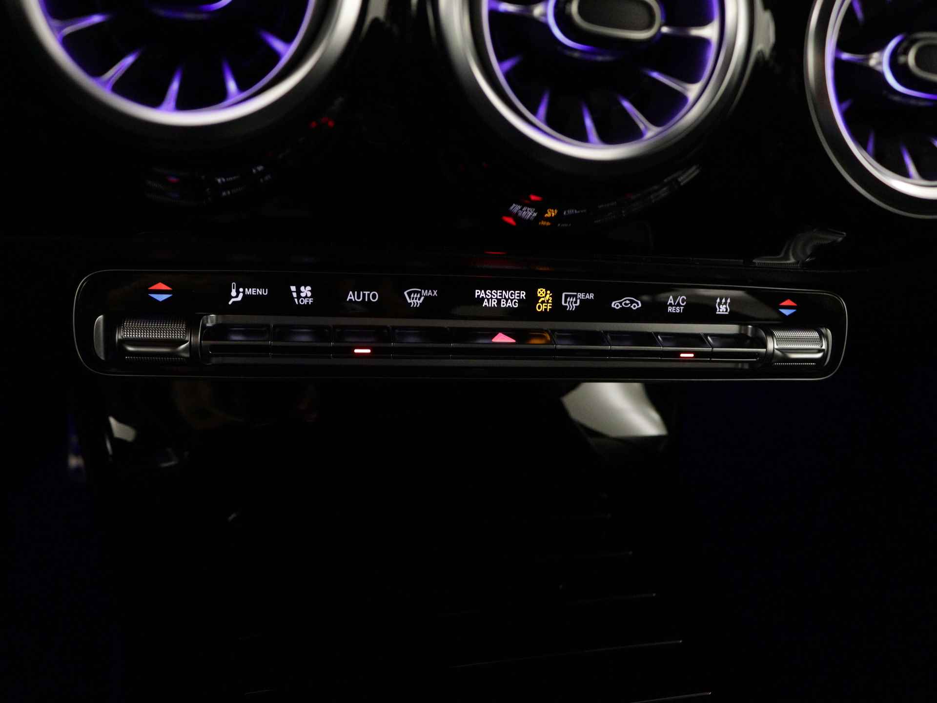 Mercedes-Benz A-Klasse 250 e Star Edition AMG Line | Nightpakket | Dodehoekassistent | KEYLESS GO-comfortpakket | Verwarmde stoelen vooraan | Extra USB-poorten | Sfeerverlichting | Parkeerpakket met achteruitrijcamera | - 10/37