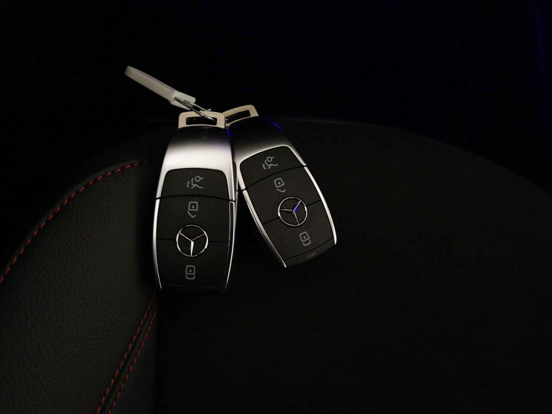 Mercedes-Benz A-Klasse 250 e Star Edition AMG Line | Nightpakket | Dodehoekassistent | KEYLESS GO-comfortpakket | Verwarmde stoelen vooraan | Extra USB-poorten | Sfeerverlichting | Parkeerpakket met achteruitrijcamera | - 12/37