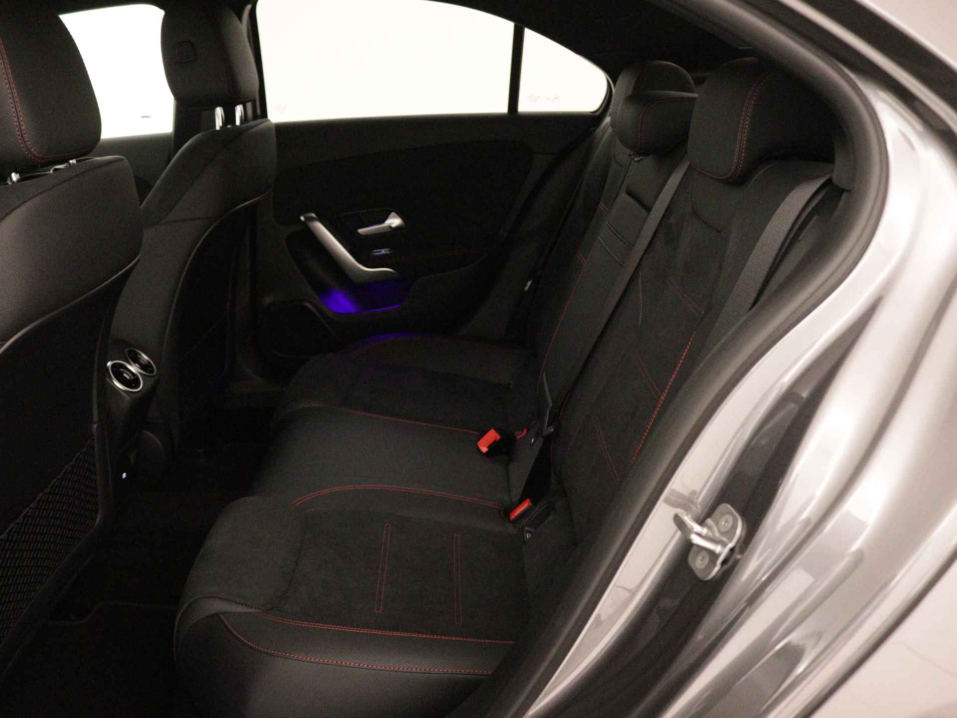 Mercedes-Benz A-Klasse 250 e Star Edition AMG Line | Nightpakket | Dodehoekassistent | KEYLESS GO-comfortpakket | Verwarmde stoelen vooraan | Extra USB-poorten | Sfeerverlichting | Parkeerpakket met achteruitrijcamera | - 17/37