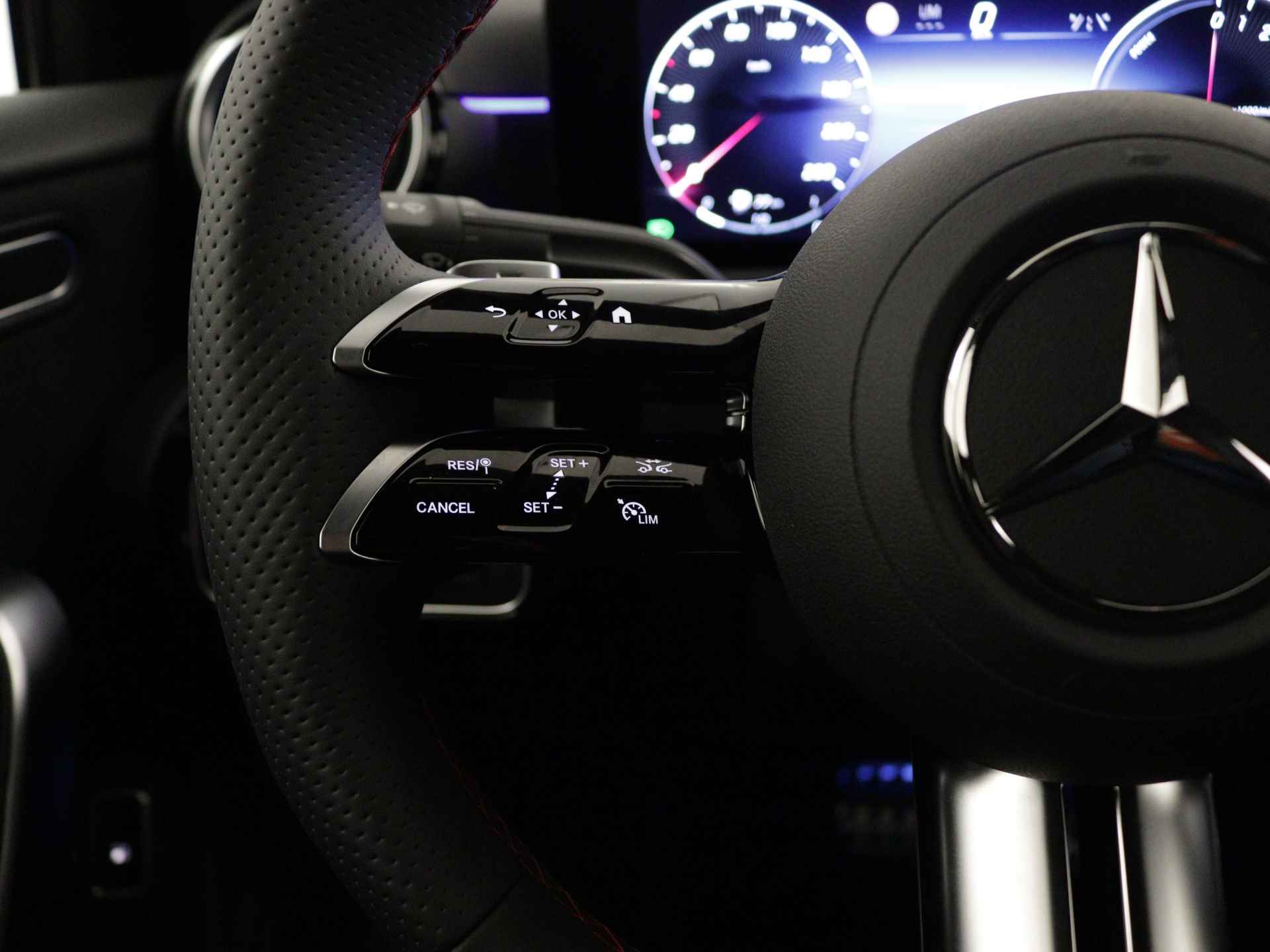 Mercedes-Benz A-Klasse 250 e Star Edition AMG Line | Nightpakket | Dodehoekassistent | KEYLESS GO-comfortpakket | Verwarmde stoelen vooraan | Extra USB-poorten | Sfeerverlichting | Parkeerpakket met achteruitrijcamera | - 19/37