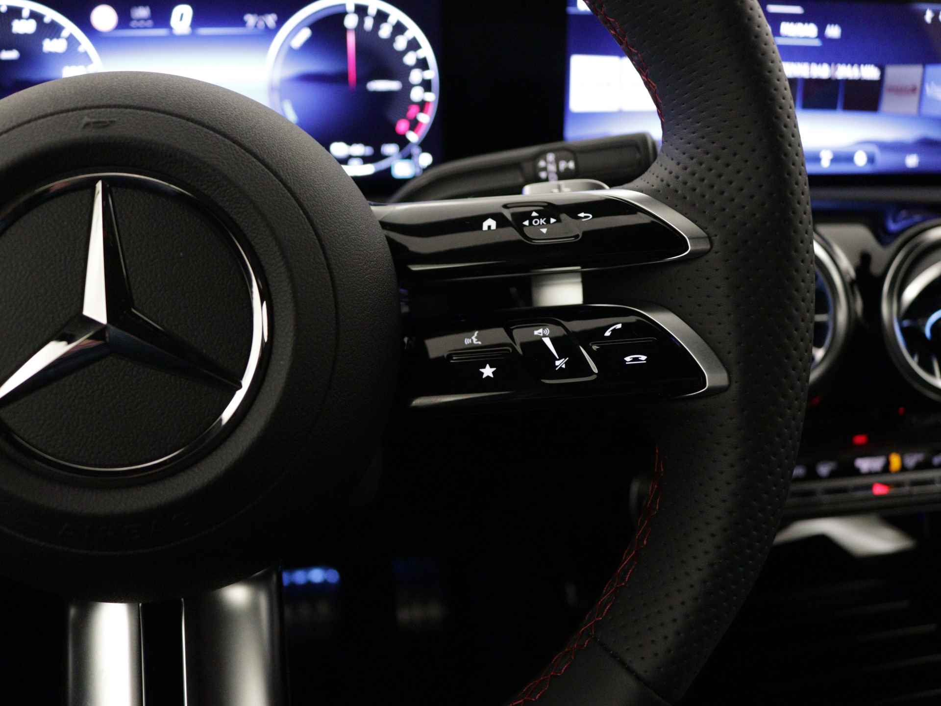 Mercedes-Benz A-Klasse 250 e Star Edition AMG Line | Nightpakket | Dodehoekassistent | KEYLESS GO-comfortpakket | Verwarmde stoelen vooraan | Extra USB-poorten | Sfeerverlichting | Parkeerpakket met achteruitrijcamera | - 20/37