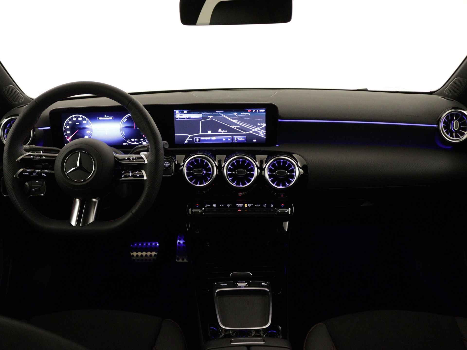 Mercedes-Benz A-Klasse 250 e Star Edition AMG Line | Nightpakket | Dodehoekassistent | KEYLESS GO-comfortpakket | Verwarmde stoelen vooraan | Extra USB-poorten | Sfeerverlichting | Parkeerpakket met achteruitrijcamera | - 26/37
