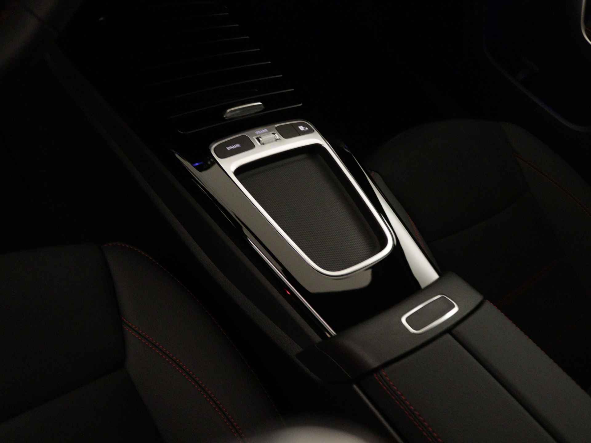 Mercedes-Benz A-Klasse 250 e Star Edition AMG Line | Nightpakket | Dodehoekassistent | KEYLESS GO-comfortpakket | Verwarmde stoelen vooraan | Extra USB-poorten | Sfeerverlichting | Parkeerpakket met achteruitrijcamera | - 27/37