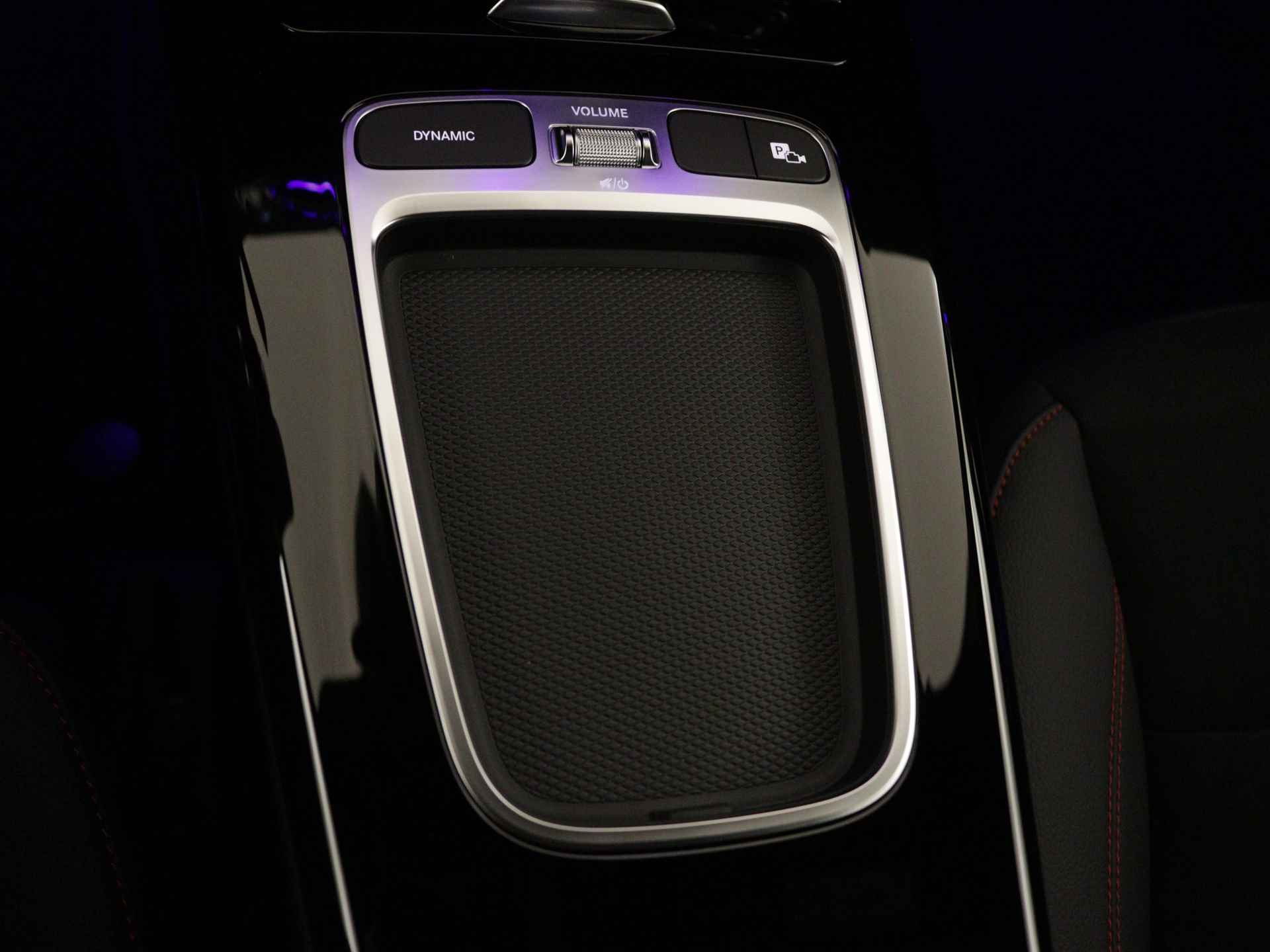 Mercedes-Benz A-Klasse 250 e Star Edition AMG Line | Nightpakket | Dodehoekassistent | KEYLESS GO-comfortpakket | Verwarmde stoelen vooraan | Extra USB-poorten | Sfeerverlichting | Parkeerpakket met achteruitrijcamera | - 30/37