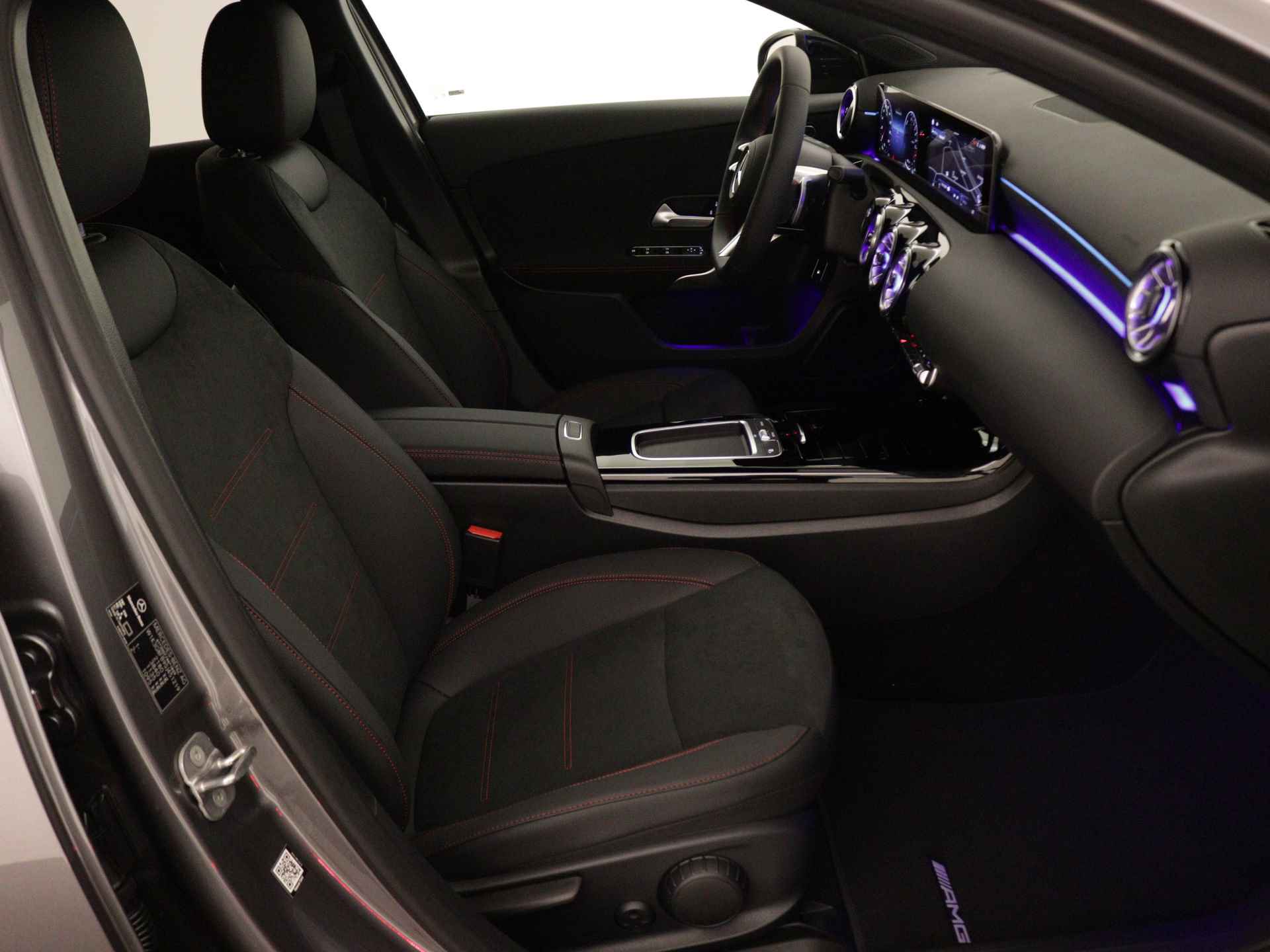 Mercedes-Benz A-Klasse 250 e Star Edition AMG Line | Nightpakket | Dodehoekassistent | KEYLESS GO-comfortpakket | Verwarmde stoelen vooraan | Extra USB-poorten | Sfeerverlichting | Parkeerpakket met achteruitrijcamera | - 31/37