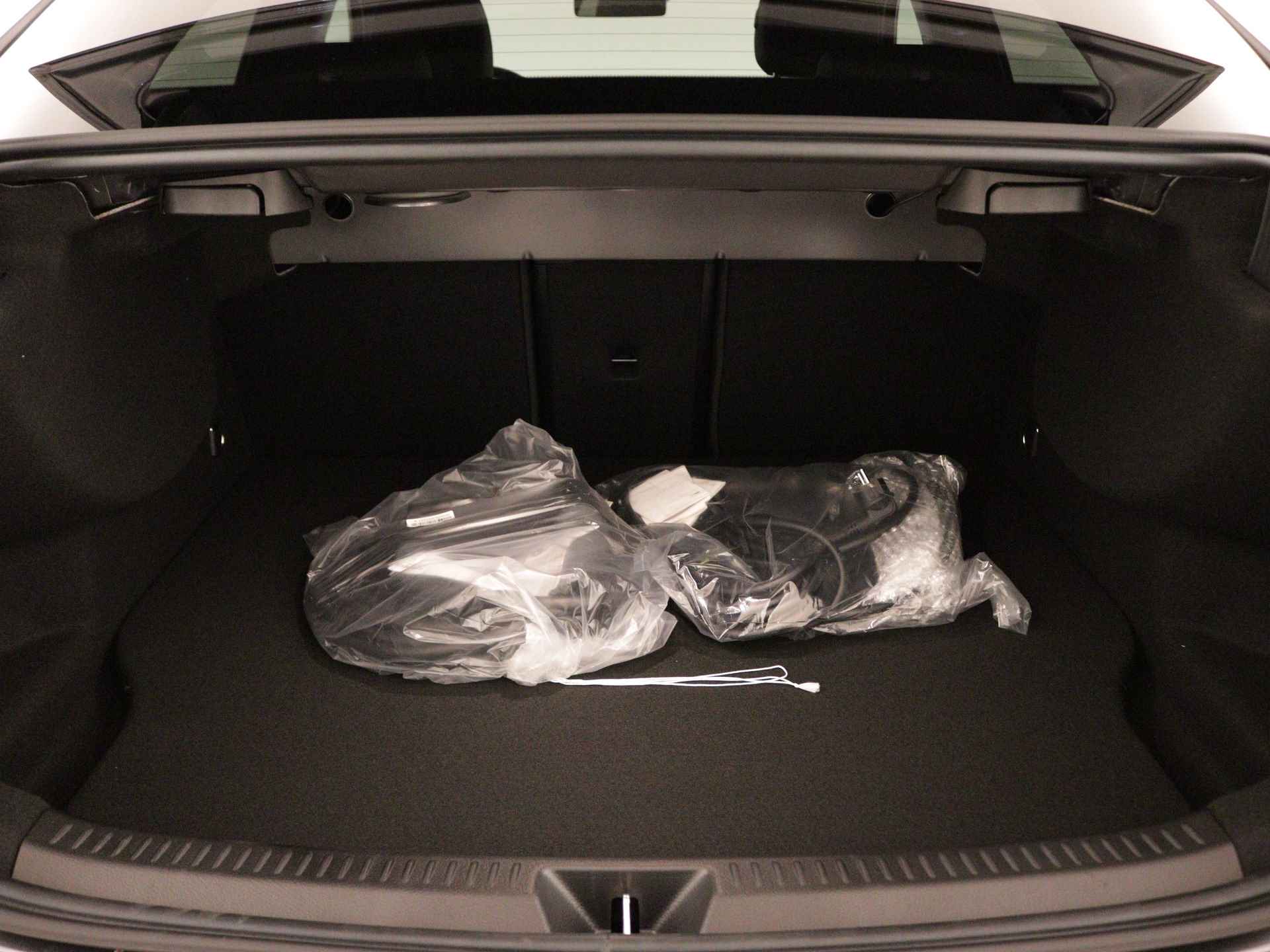 Mercedes-Benz A-Klasse 250 e Star Edition AMG Line | Nightpakket | Dodehoekassistent | KEYLESS GO-comfortpakket | Verwarmde stoelen vooraan | Extra USB-poorten | Sfeerverlichting | Parkeerpakket met achteruitrijcamera | - 33/37