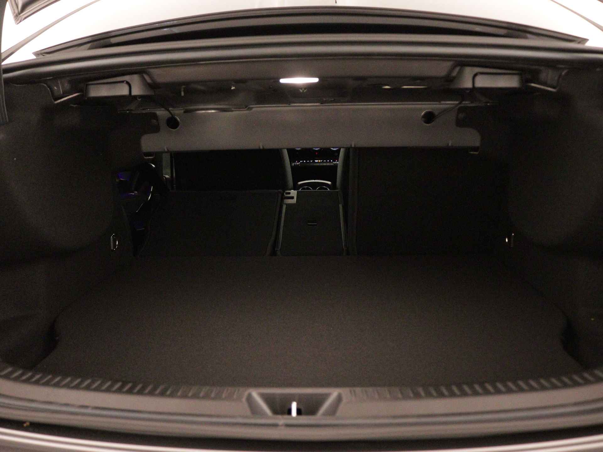 Mercedes-Benz A-Klasse 250 e Star Edition AMG Line | Nightpakket | Dodehoekassistent | KEYLESS GO-comfortpakket | Verwarmde stoelen vooraan | Extra USB-poorten | Sfeerverlichting | Parkeerpakket met achteruitrijcamera | - 35/37