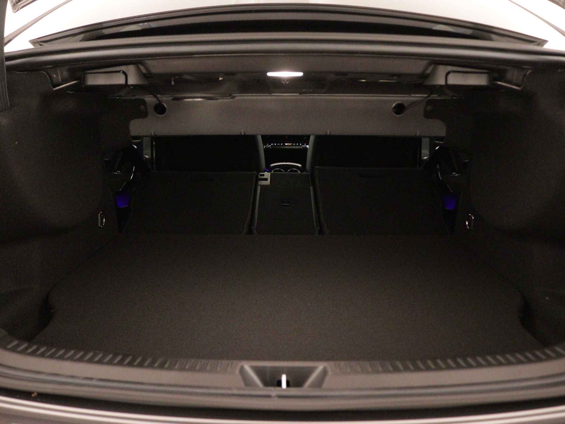 Mercedes-Benz A-Klasse 250 e Star Edition AMG Line | Nightpakket | Dodehoekassistent | KEYLESS GO-comfortpakket | Verwarmde stoelen vooraan | Extra USB-poorten | Sfeerverlichting | Parkeerpakket met achteruitrijcamera | - 36/37