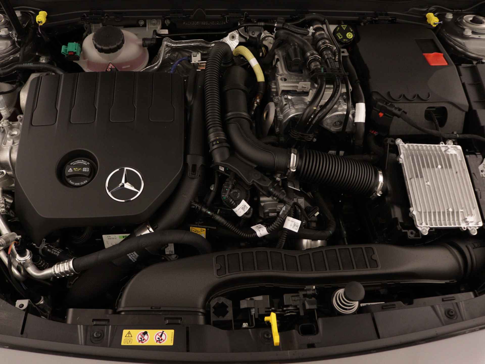 Mercedes-Benz A-Klasse 250 e Star Edition AMG Line | Nightpakket | Dodehoekassistent | KEYLESS GO-comfortpakket | Verwarmde stoelen vooraan | Extra USB-poorten | Sfeerverlichting | Parkeerpakket met achteruitrijcamera | - 37/37