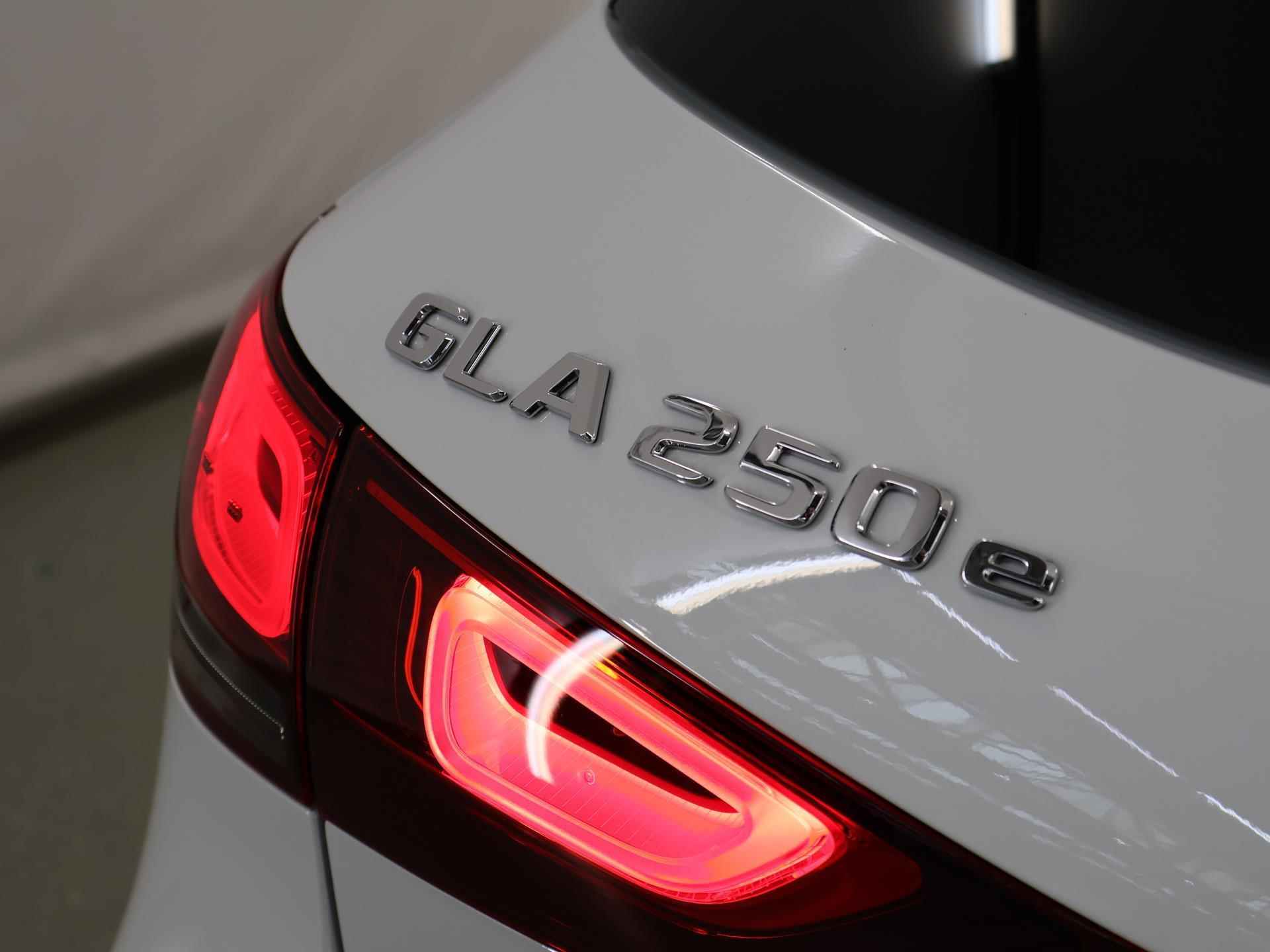 Mercedes-Benz GLA-klasse 250 e Business Solution AMG | Panoramadak | Sfeerverlichting | Nightpakket | 20'' Velgen | MBUX augmented reality | achteruitrijcamera | - 41/44