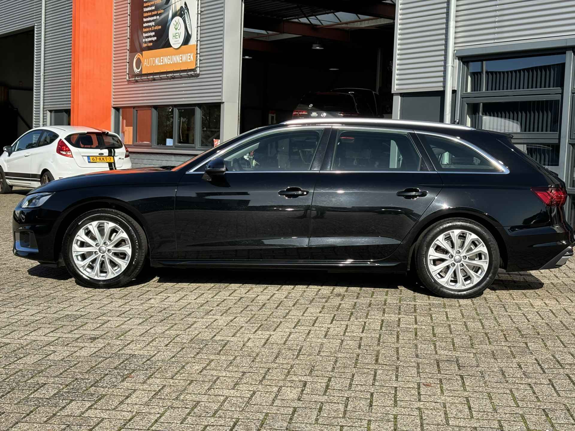 Audi A4 Avant 35 TFSI Launch edition Business / Trekhaak / NL Auto / 1ste eigenaar / - 29/32